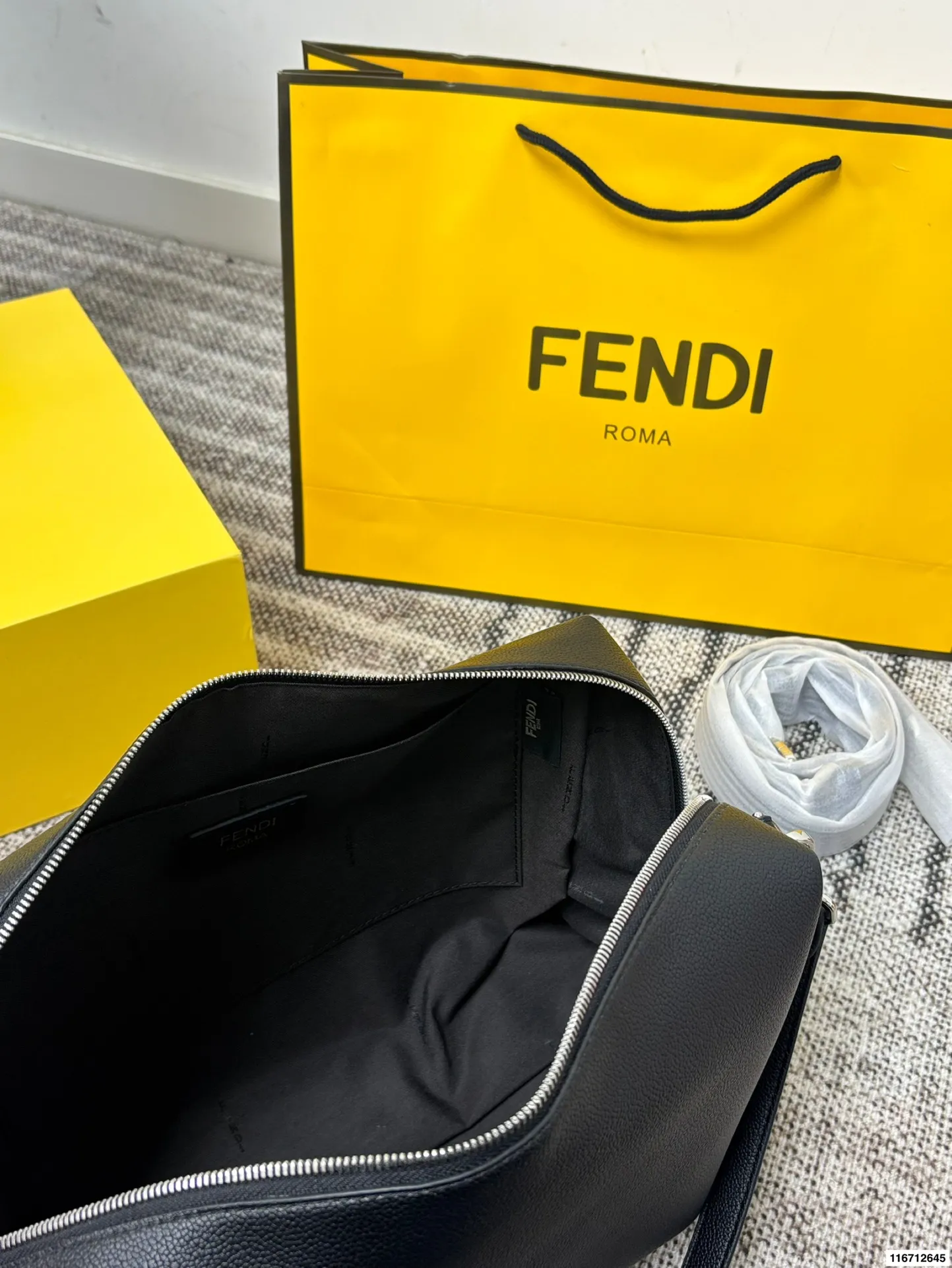 p185配礼盒 FENDI｜斜挎包💼 FENDI 斜挎包 FENDI LUI简约低调无logo 风格随你搭配赋他不同风格🎄🎄 尺寸35.21