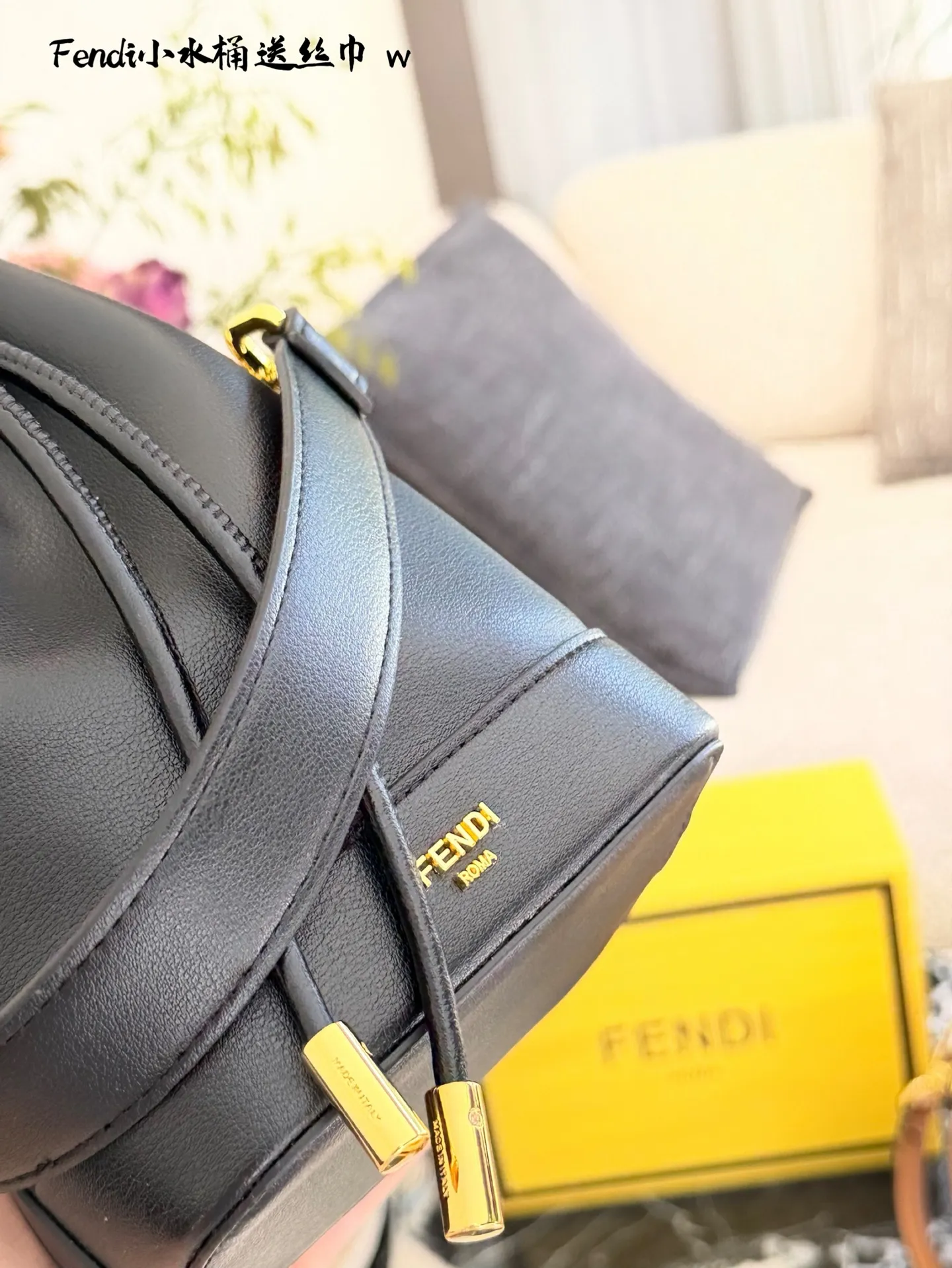 Fendi黑色小水桶包p170 🖤Fendi黑色小水桶包,选用优质牛皮,手感细腻耐用,搭配古金色金属配件,低调又奢华✨。抽绳开合设计,安全又方便,尺寸约15×20日常通勤或出行都很适合。肩带可调节,手提、单肩、斜挎随心切换,内部空间能装手机、化妆品等日常小物,实用又时髦💼。意大利制造,工艺精湛,是Fendi经典系列,时尚爱好者必入!配盒子丝巾