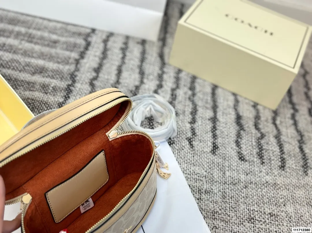 p150配折叠盒 尺寸22.13 Coach盒子包💕小可爱 新款圆饼斜挎包 一开始看到这个包 觉得一般般 不亮眼。结果背上身 惊了！超可爱！竟然是少女风格的！ 这个包真的很赞啊 1️⃣容量：小身板大容量啊，装手机+钱包+气垫+口红+纸巾，就足够了，完全没问题！ 2⃣️材质：是蔻驰家经典的花纹，很耐用的皮质。（肩带能调节 非常实用） 3⃣️风格：可爱 可爱真的可爱！ 完全没有coach其他款式老气的感觉！ 还真的蛮减龄的。 关键！棕色花纹很百搭，搭配裙子 裤子都很好看！风衣 毛衣 针织衫也能搭配！ 强烈建议入！