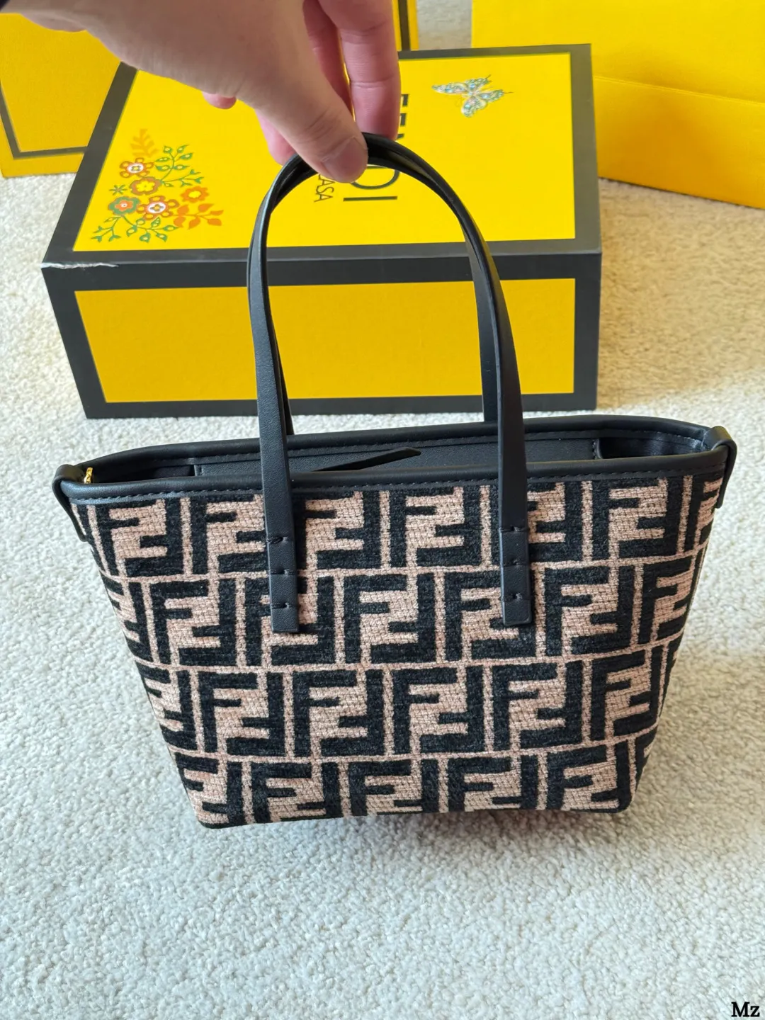 牛皮版本 p155 Fendi 老花Roll 迷你菜篮子 新款的老花 Roll迷你菜篮子,深咖色小牛皮配老花宇母 带点复古感的时尚,自带的小牛皮长肩带可以自由拆 卸,能斜挎也能手拎,容量也是杠杠的,可爱俏皮又实 用! 尺寸:18 13cm