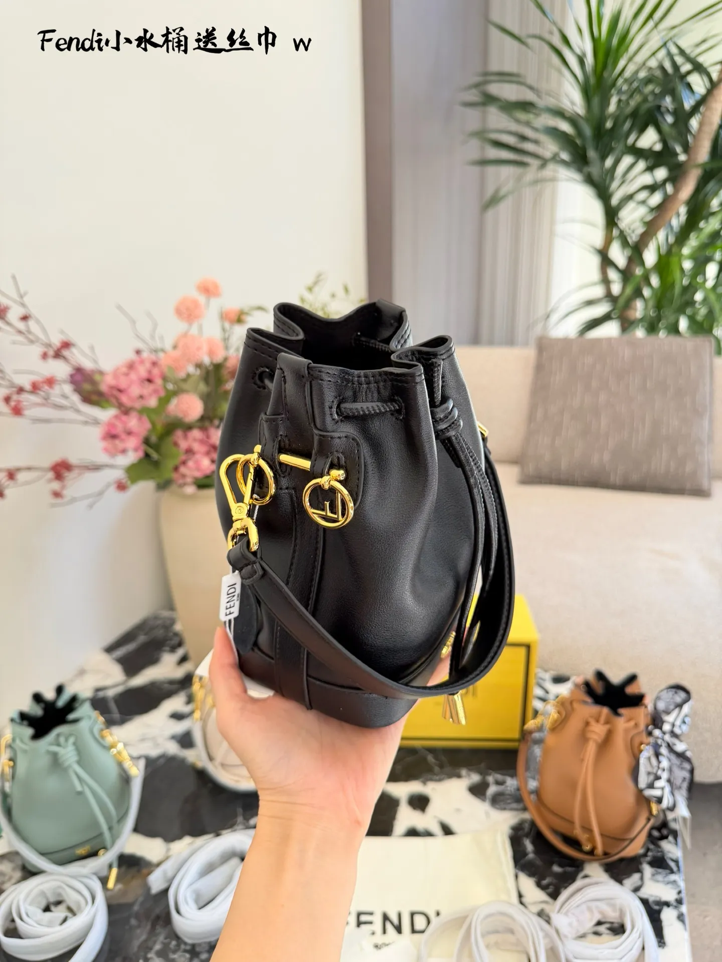 Fendi黑色小水桶包​​p170 🖤Fendi黑色小水桶包，选用优质牛皮，手感细腻耐用，搭配古金色金属配件，低调又奢华✨。抽绳开合设计，安全又方便，尺寸约15&times;20日常通勤或出行都很适合。肩带可调节，手提、单肩、斜挎随心切换，内部空间能装手机、化妆品等日常小物，实用又时髦💼。意大利制造，工艺精湛，是Fendi经典系列，时尚爱好者必入！配盒子丝巾