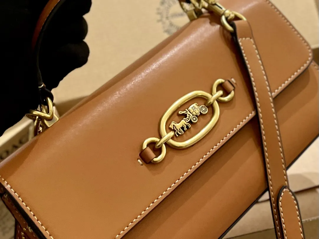 🐆p160 折叠礼盒 蔻驰COACH Harlow手提单肩包 方方正正的包型 优雅有气质 金属马车logo简约大气 容量也很可 手机 化妆品 钱包都可以装下 尺寸24.13