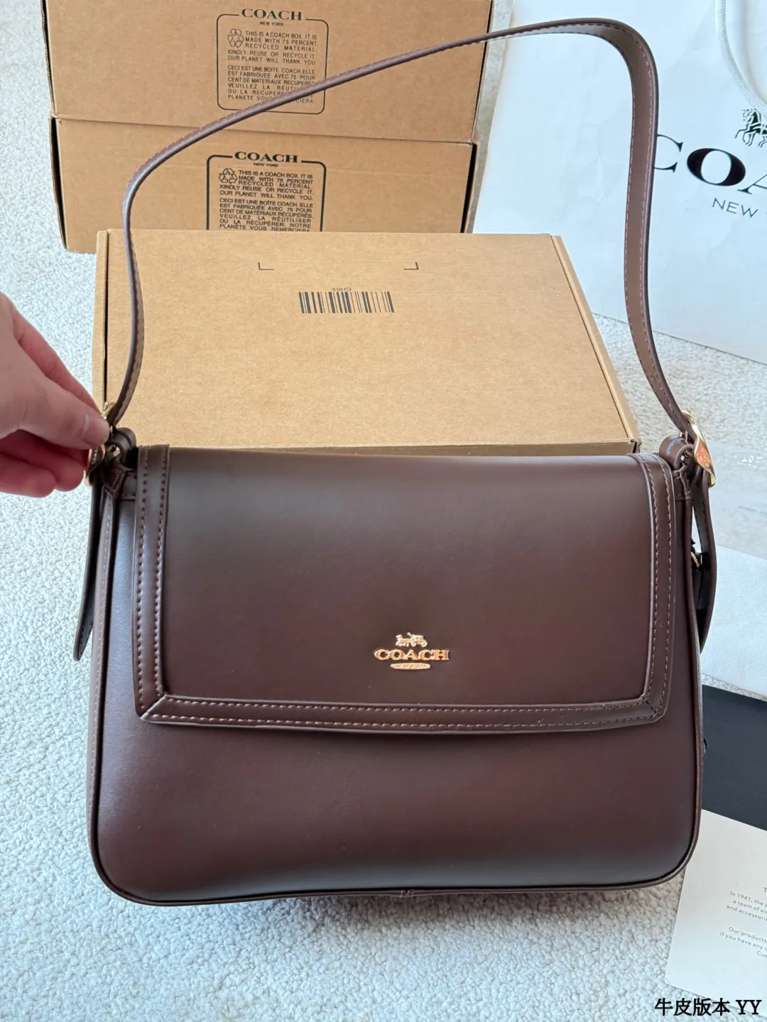 牛皮版本 p195 蔻驰 Etta 系列翻盖包 COACH Etta系列大号翻盖包，采用光滑牛皮革，栗子可可棕色超有秋冬氛围感！正面C字旋锁扣+金色五金，简约又精致&lsquo;。肩带可调节，单肩or斜挎都OK，通勤、约会都能轻松驾驭~ 尺寸 28 20cm