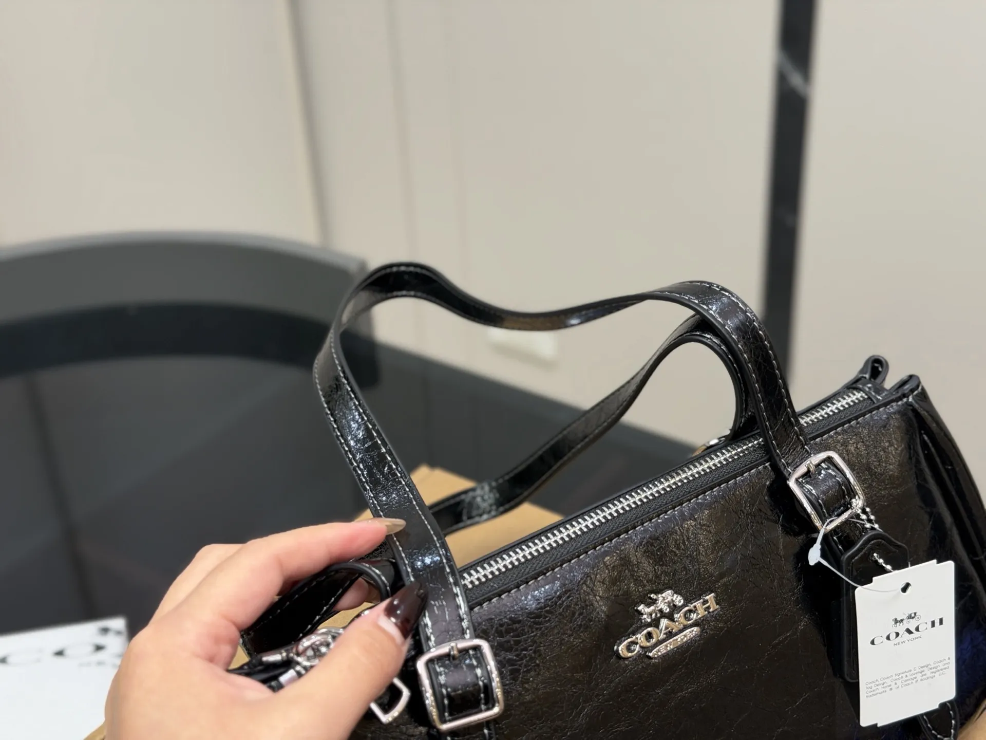 ¥165 配盒 蔻驰新品asher太好看了 新品又又又又戳到我了! 油蜡皮光泽度好有质感重点是真的很轻!!! 酷酷的包包 真的太太太太好看啦 尺寸:30.14cm