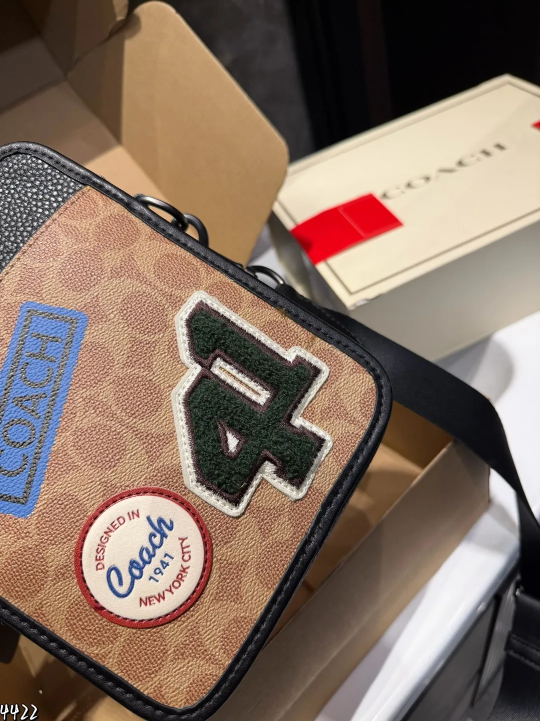 ❤️p200（礼盒包装）❤️ Coach蔻驰新品 手机包新配色 绝绝子了 蔻驰九月新品首发小手机包包 男生男士小包Track手机包斜挎包背上就是那纯纯帅气男孩 尺寸：16*6*21cm