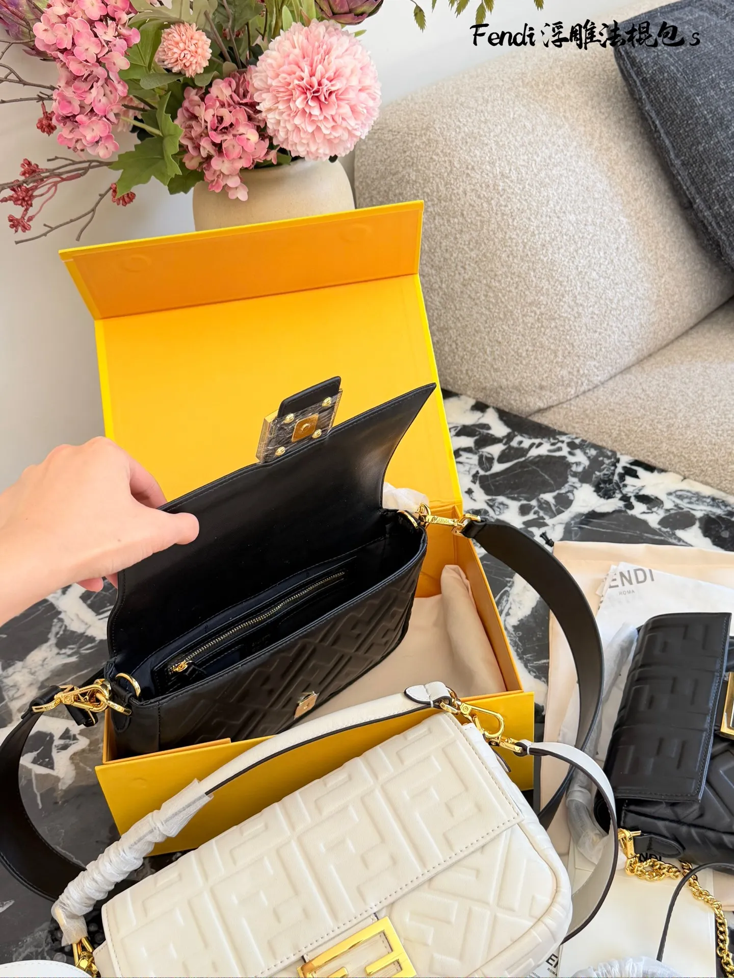 芬迪法棍包p180p190 这是芬迪(Fendi) 品牌的Baguette法棍包， 以其独特的长方形设计和FF压花图案闻名。这款包由Silvia Venturini Fendi于1997年设计，灵感来源于法国人夹着法棍面包回家的样子。包包采用柔软的羊皮材质，配有可拆卸的肩带和手提带，适合多种背法。 养护方面，建议使用柔软的布料轻轻擦拭表面灰尘，避免长时间暴露在阳光下，以防褪色。存放时最好放入防尘袋中，保持干燥通风环境，延长使用寿命。 20cm26cm