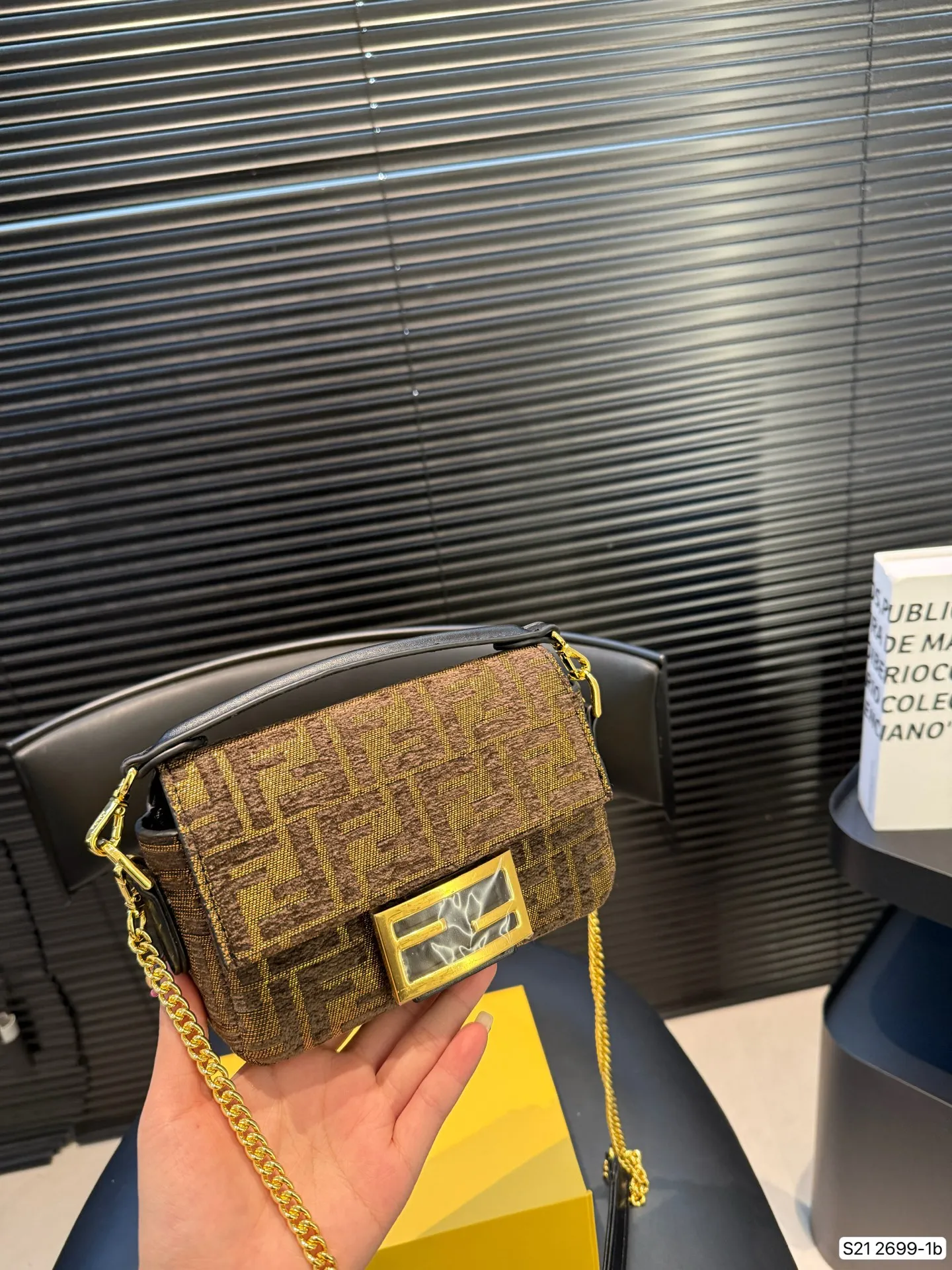 P155配折叠盒子 芬迪麻将包腋下包复古气息满满,小巧精致不会有邋遢感,各种材质任你挑选,好看时髦同时又拥有着实用的超大内容量,绝对是冬天出门的包包第一选择!尺寸:17 12 货号2699-1