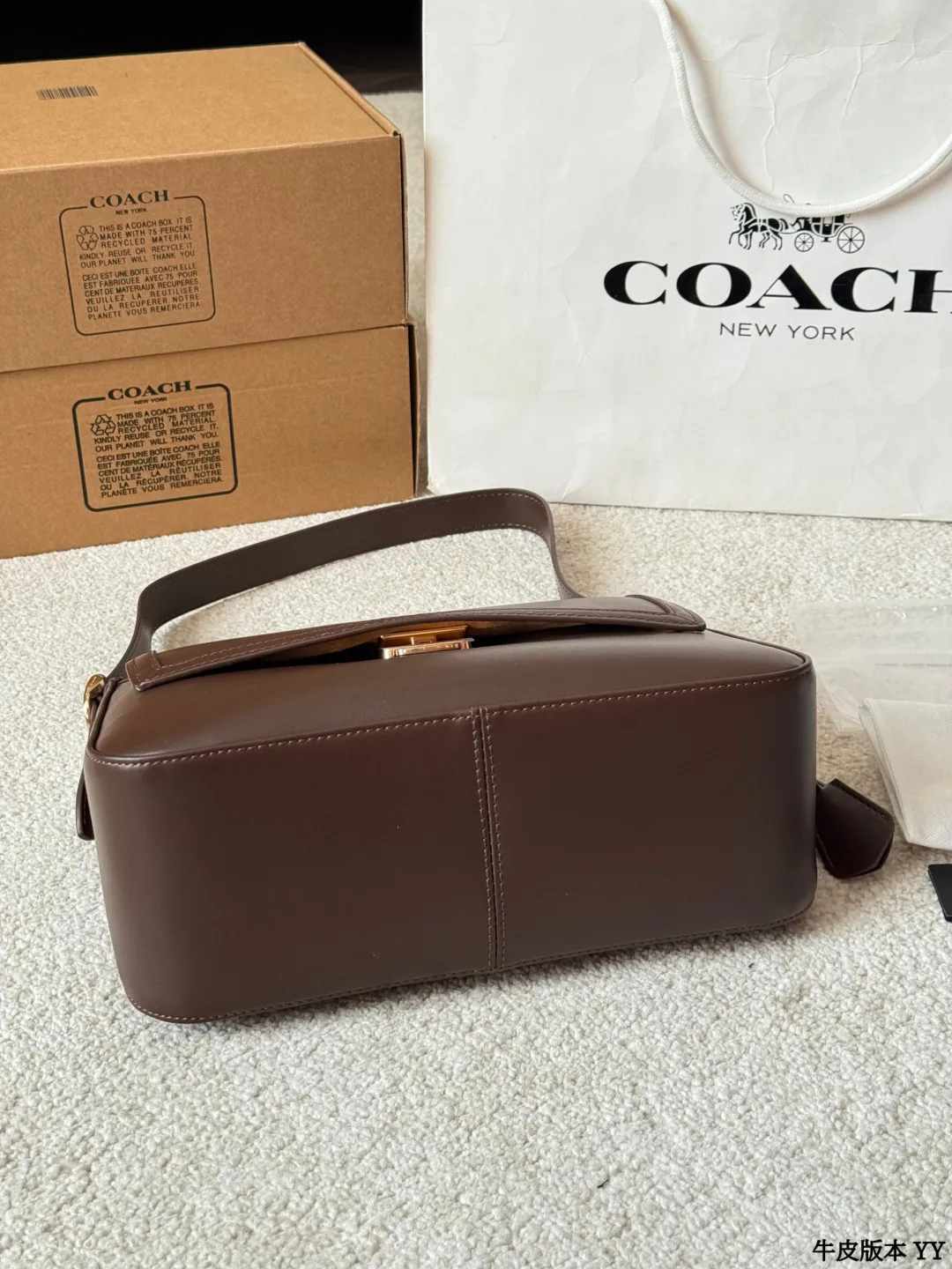 牛皮版本 p195 蔻驰 Etta 系列翻盖包 COACH Etta系列大号翻盖包，采用光滑牛皮革，栗子可可棕色超有秋冬氛围感！正面C字旋锁扣+金色五金，简约又精致&lsquo;。肩带可调节，单肩or斜挎都OK，通勤、约会都能轻松驾驭~ 尺寸 28 20cm