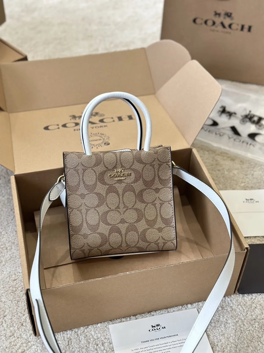 复刻版 牛皮 p160 COACH |琴谱包 Minically Minically 真的是好看又平价的琴谱包！妥妥的 Celine 平替 有多火也不想再多过赘述 这个最经典的卡其logo居然很少人po图！!！ 颜值真的很高呀 感觉这个颜色会比深色来说，各个季节都适合，又抗造又百搭 手提，斜背都挺好看的，容量也是可以放下手机，钱包 充电宝的 Q蔻驰 COACH 蔻驰女包 CALLY系列 单肩包手拎包斜挎包 尺寸16.5 17cm