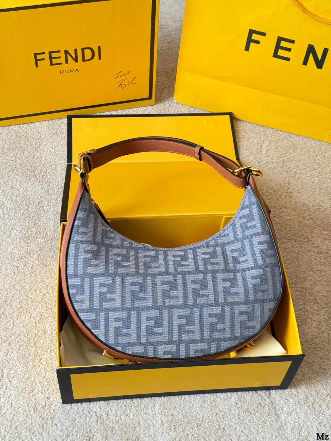 原版布p175 Fendi 2025 Fendigraphy半月 包J @FENDI 2022春夏季全新Fendigraphy手袋的来 咯! !圖期待已久~秀上就相中了这款回回画 猛的一看像饺子乍一看又像月牙。) hhh~ ◆这一系列包 以圆润流畅的半月包为基础▼ 包底装饰大号「FENDI」 金属徽标作为点缀+ 展现Fendi独到利落现代美学，属于越看越耐看型间推出拼接皮革、纯色小牛皮等不同款式，配有可调节手柄设计，可手提或作为腋下包背携1 ◆同系列还有更小只的手腕包，别有一番风味(图2)人人都能拍出时尚大片@回@@ 主要是抵挡不住马卡龙色系的诱惑 太春天、太阳光章、太治愈了通感 凹造型神器，张张是大片酒酒道 全新尺寸NEW ( 价格也很美丽国) 手腕包Size: 中号 30 16cm