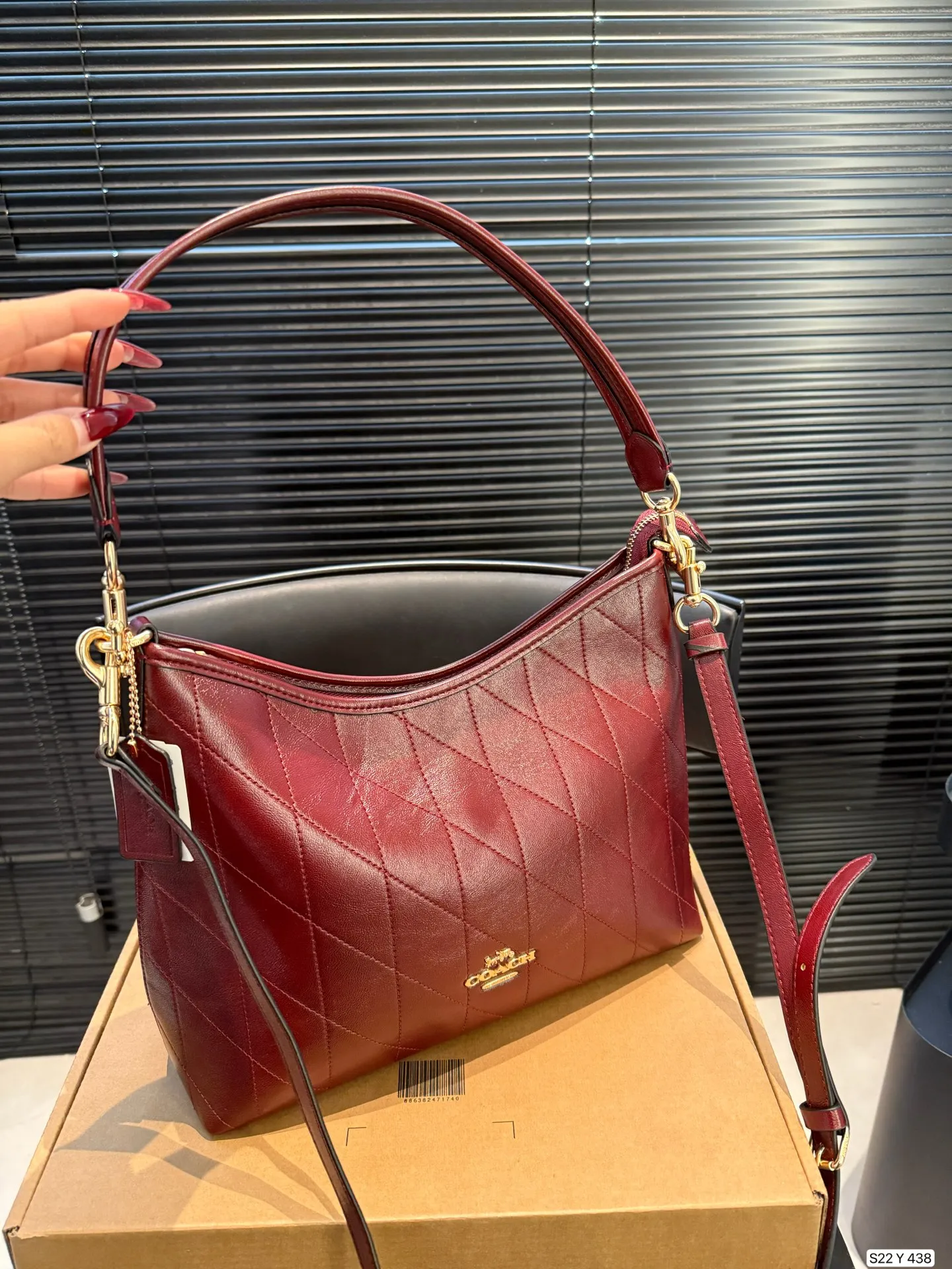 P160 配飞机盒 蔻驰托特包,除了好看还是好看,托特包造型简单又好用关键是超好看,轻便,缤纷又结实。分分钟成为街上最具回头率的时尚单品!尺寸:30 21货号Y438