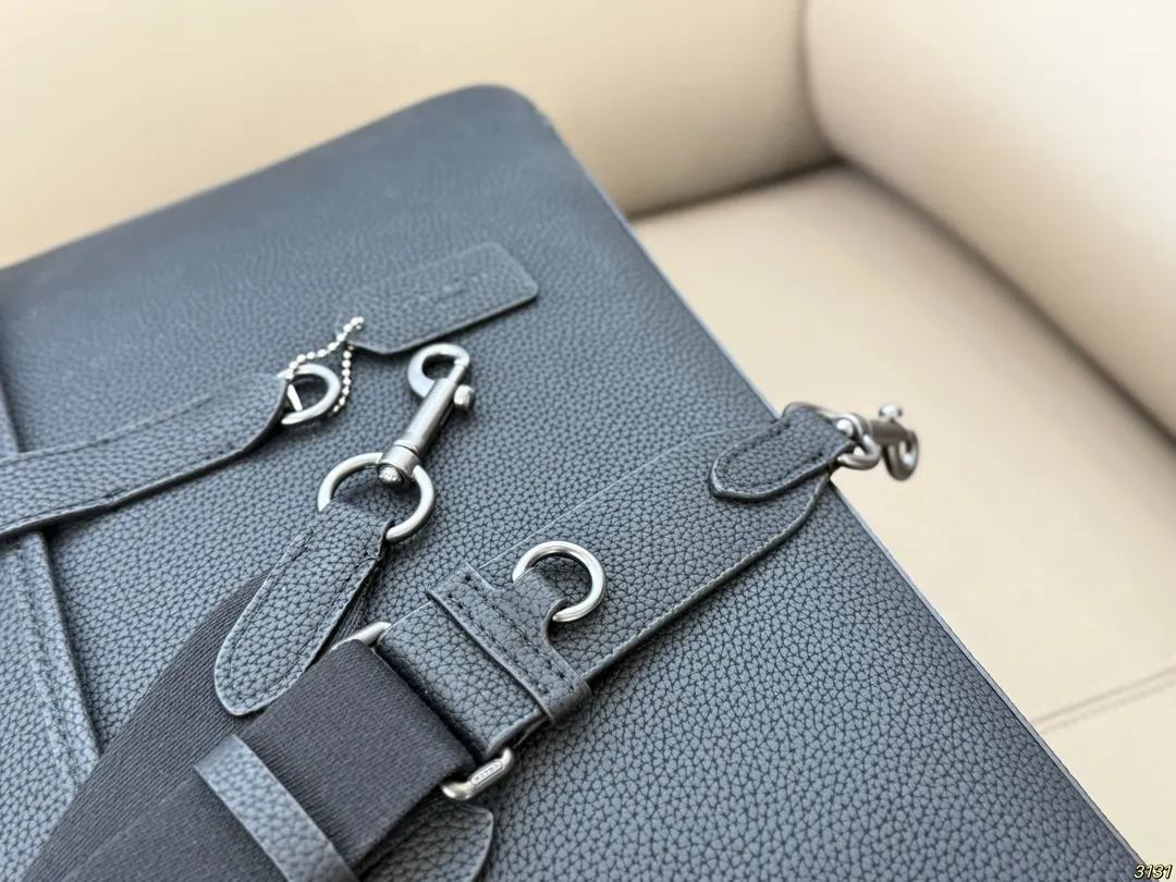 ¥315 COACH蔻驰新款系列公文包💕 超薄轻便小巧,男女皆可 可以放下13寸以下的电脑 肩带可拆卸 手提肩背都🉑 超级实用 出门办公也是酷Boy 尺寸39 27