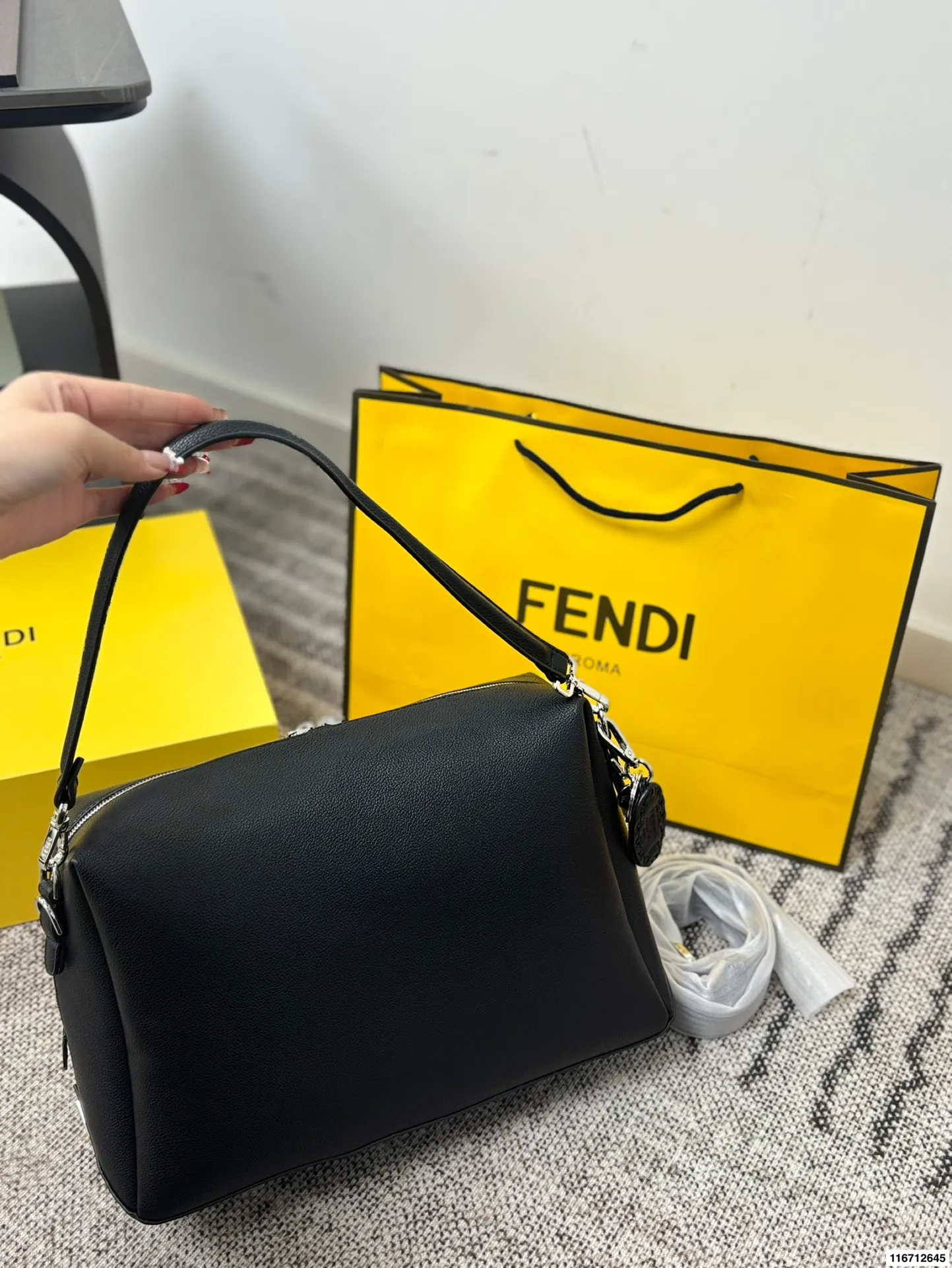 p185配礼盒 FENDI｜斜挎包💼 FENDI 斜挎包 FENDI LUI简约低调无logo 风格随你搭配赋他不同风格🎄🎄 尺寸35.21