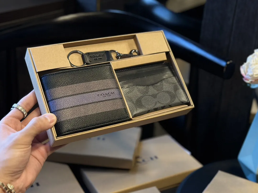 福利🐆p70 礼盒包装 Coach 高级男士钱包超级礼盒 钱夹+卡包+钥匙扣 男士钱包我一直喜欢的就是 Coach,因为它的辨识度高而且做工值得信任。而且设计简约,真皮抗磨耐用,送朋友、男友 首选