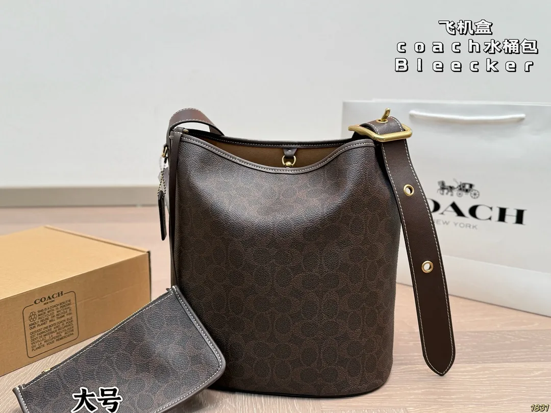 &yen;180/&yen;170飞机盒 蔻驰coach Bleecker新款水桶包托特包 质地柔软，手感舒适，使用时能够完美贴合身体，带来舒适体验。 搭配上具有很高的灵活性，轻松打造不同风格。具有一种复古不羁的风格， 与年轻人追求自由、独立的个性不谋而合。 尺寸27 28/20 22