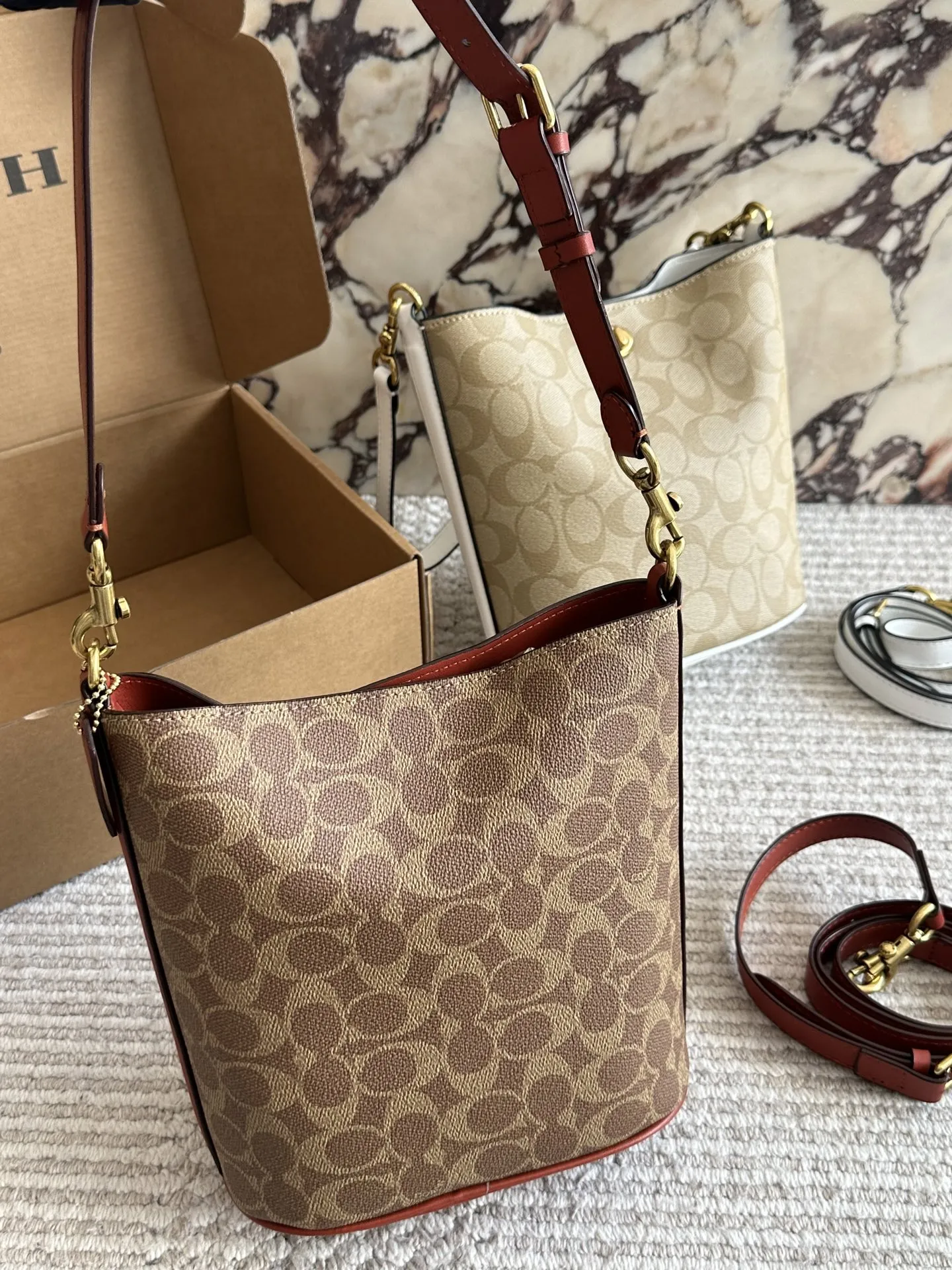 💰190 配盒 size：21 17cm C家 新款水桶包 蔻驰最新一季的 休闲随性的包型，立体饱满 腋下/斜挎都不成问题 通勤必备 搜索 coach 水桶