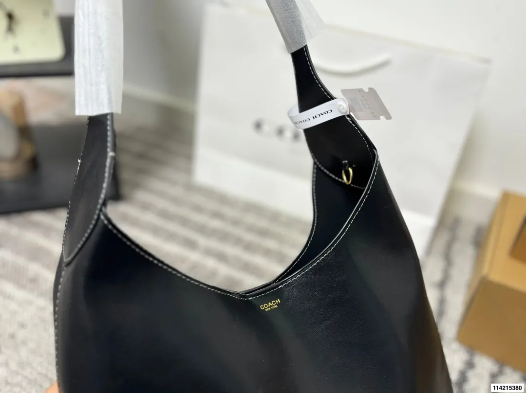 p150 礼盒包装 尺寸34.25/28.21/23.14 蔻驰 Coach 来活啦10月新款 Brooklyn28 Coach新品10月新品，复古潮流风再度来袭 1.肩带可调节长度，足够的腋下肩带，轻松打造腋下包型。 2.轻盈的黄铜配件点缀，尽显低调优雅。 真皮包边，高品质高手艺。 包型轻巧，容量超级可。 通勤，日常都可。简约线条，复古风潮。姐妹们快来get起来吧