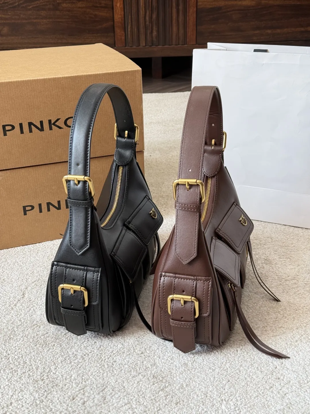 复刻版 p205 PINKO 燕子 多口袋机车包 PINKO这款多口袋机车包，黑色皮革+金色五金，简约又有细节感。正面双拉链口袋，收纳方便，中央飞鸟 Logo超有辨识度！弧形包身+顶部提手，肩带可调节，手提斜挎都OK～尺寸适中，通勤休闲都能用，实用又时髦，机车风女孩必入！ 尺寸 28 18cm