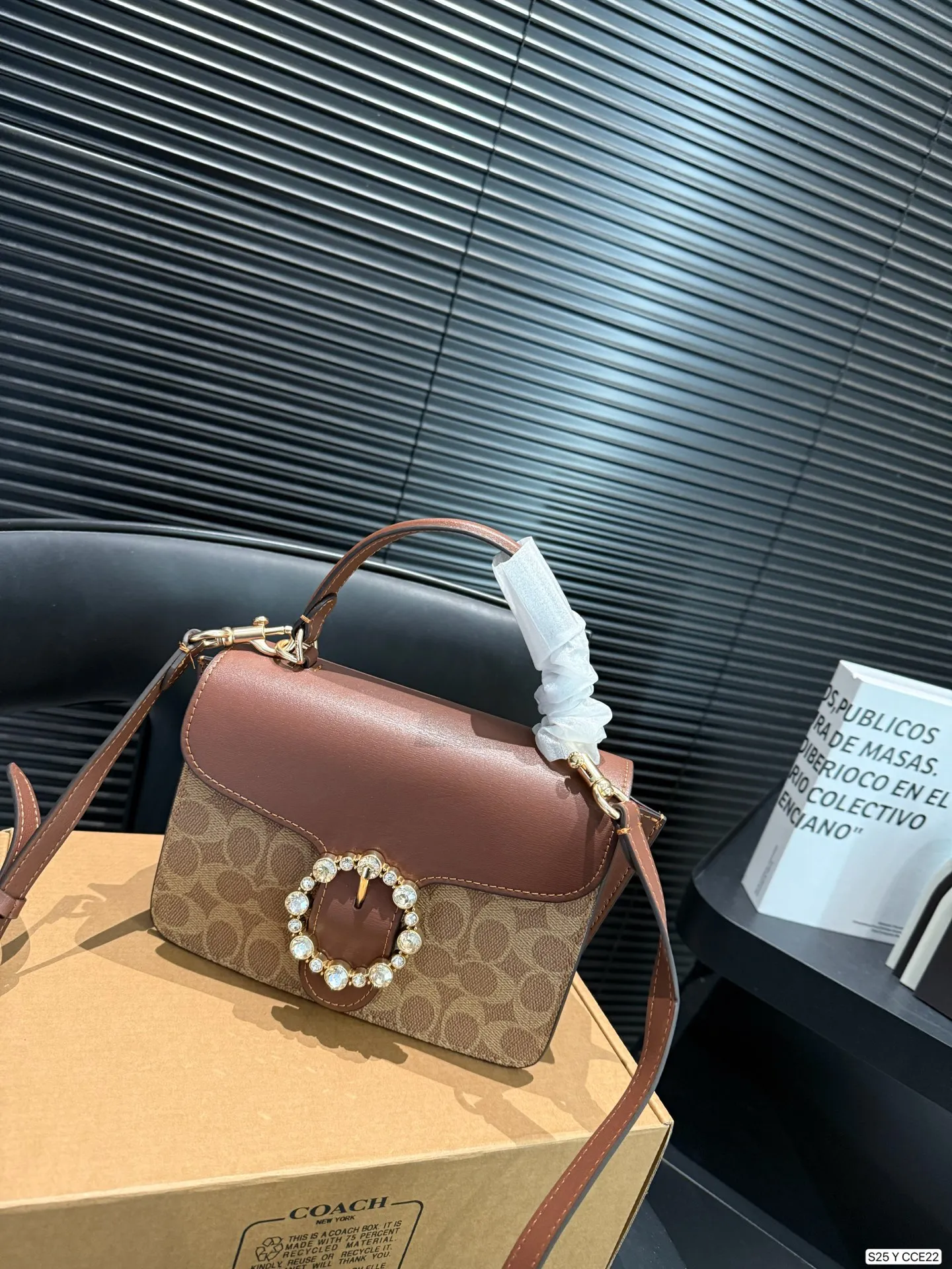 P175 配盒子coach11🈷️北美新款镶钻邮差包包来啦 刚上即断货特别火爆 这款真的对得起&ldquo;轻奢风&rdquo;的包包啊 按扣的彩钻太好看了[派对R] 尺寸21 14 货号CCE22