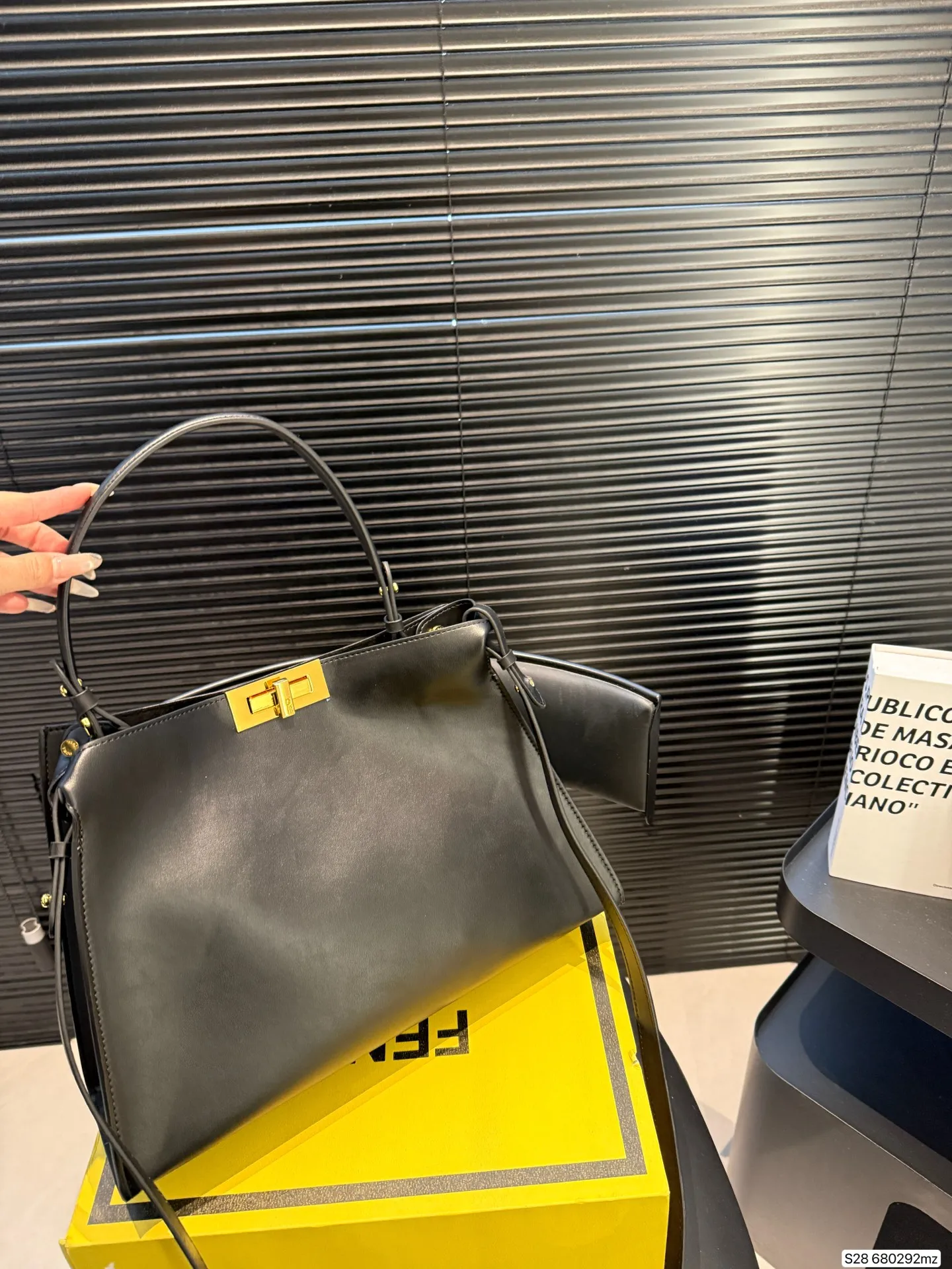 P190 配折叠盒 芬迪fendi中古手提包👜 今年芬迪家的老花也是没有消停过,从围巾到包款,都是人气爆款没错了,新品手提包融入了复古潮流,有点中古的感觉,随便手提都特别有时髦feel了长肩带,这一只你想怎么凹造型都妥妥稳住! 尺寸35 25货号680292