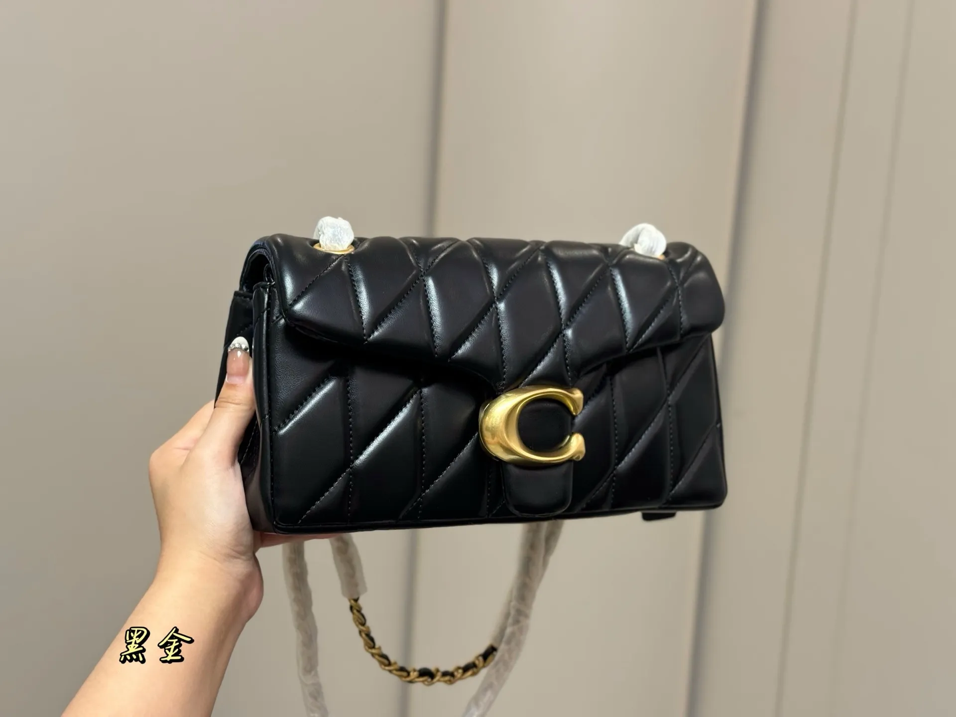 &yen;200 配折叠盒飞机盒 👏🏿 size：25*15cm 百搭神器&mdash;tabby 蔻驰 酒神新品 Quilted Tabby25 链条版Tabby 这你能忍住?? 满满的小细节&hellip;