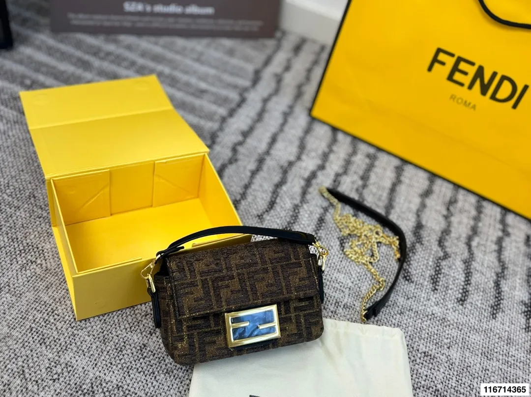 p155 配折叠盒子 芬迪麻将包腋下包复古气息满满，小巧精致不会有邋遢感，各种材质任你挑选，好看时髦同时又拥有着实用的超大内容量，绝对是冬天出门的包包第一选择！尺寸：17 13