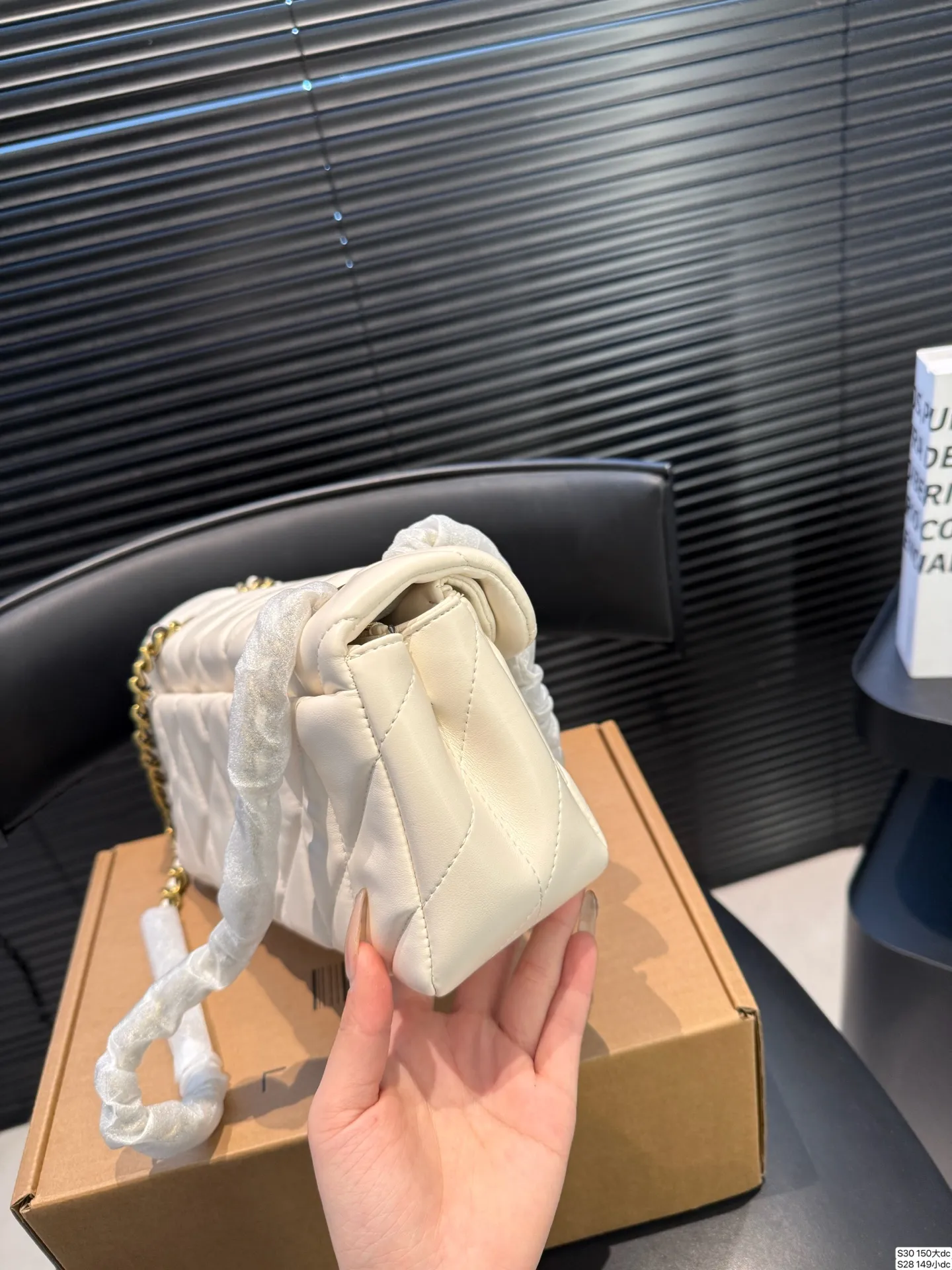 大P200 小P190 配飞机盒 百搭神器—tabby 蔻驰酒神新品 Quilted Tabby 链条版Tabby 这你能忍住?? 满满的小细节… 尺寸大号 26 13 小号20 10 货号大150 小149