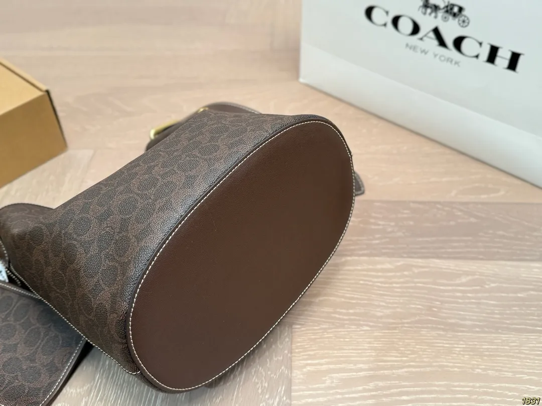 &yen;180/&yen;170飞机盒 蔻驰coach Bleecker新款水桶包托特包 质地柔软，手感舒适，使用时能够完美贴合身体，带来舒适体验。 搭配上具有很高的灵活性，轻松打造不同风格。具有一种复古不羁的风格， 与年轻人追求自由、独立的个性不谋而合。 尺寸27 28/20 22