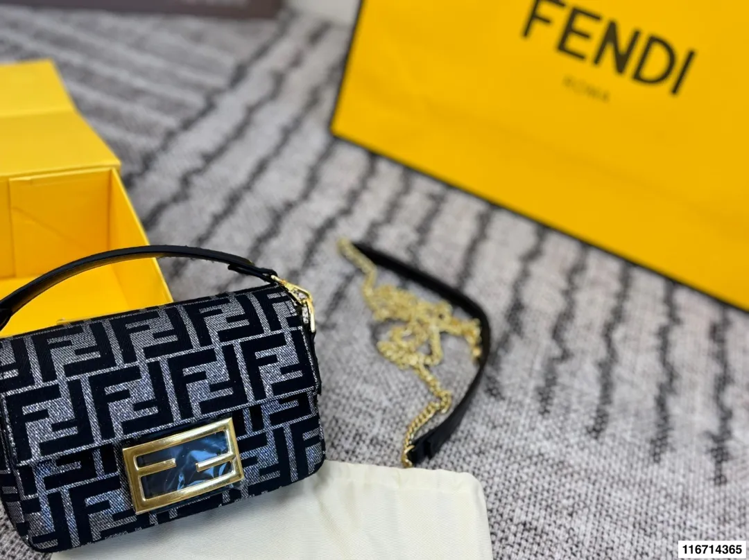 p155 配折叠盒子 芬迪麻将包腋下包复古气息满满,小巧精致不会有邋遢感,各种材质任你挑选,好看时髦同时又拥有着实用的超大内容量,绝对是冬天出门的包包第一选择!尺寸:17 13