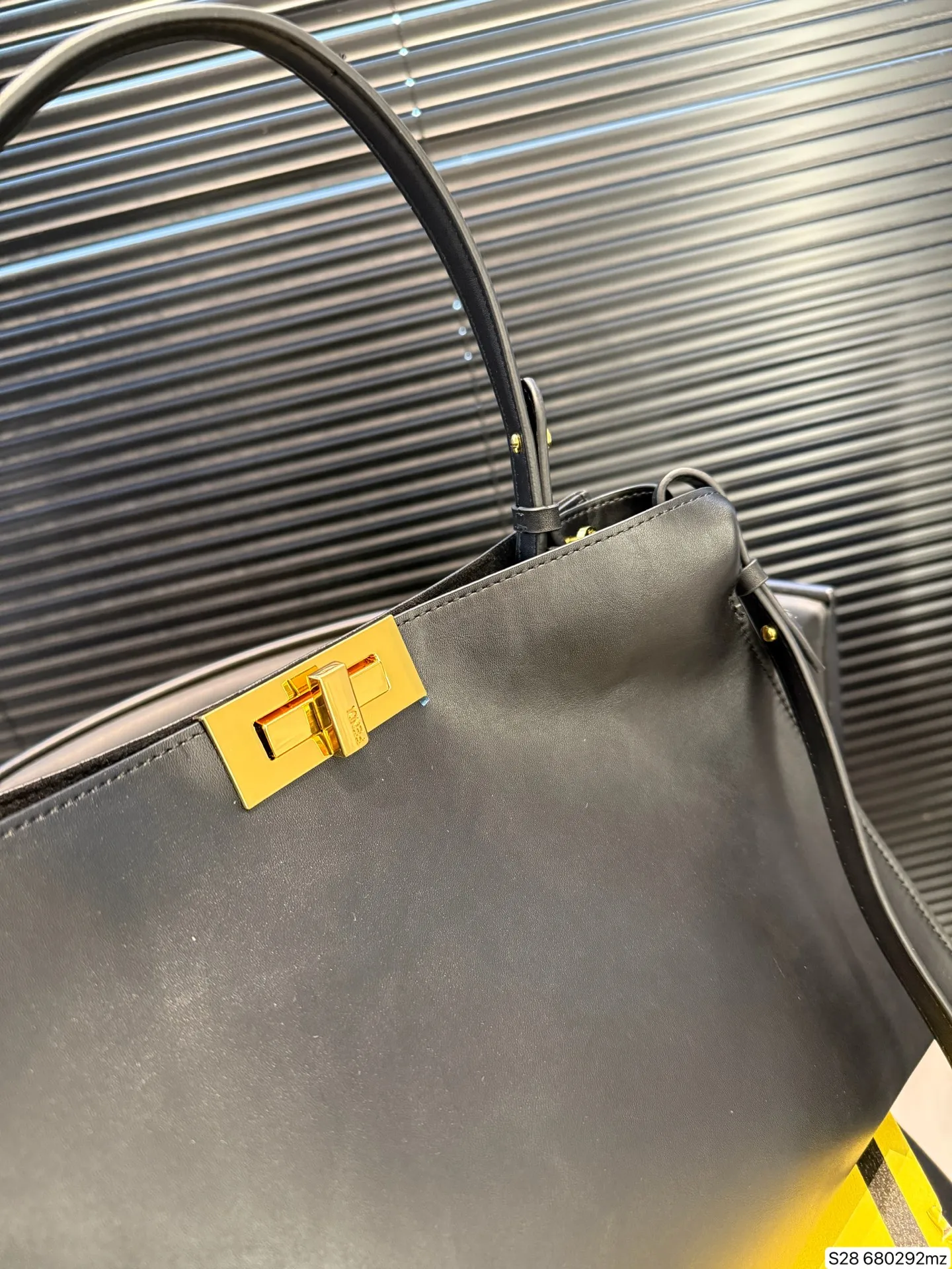 P190 配折叠盒 芬迪fendi中古手提包👜 今年芬迪家的老花也是没有消停过，从围巾到包款，都是人气爆款没错了，新品手提包融入了复古潮流，有点中古的感觉，随便手提都特别有时髦feel了长肩带，这一只你想怎么凹造型都妥妥稳住！ 尺寸35 25货号680292