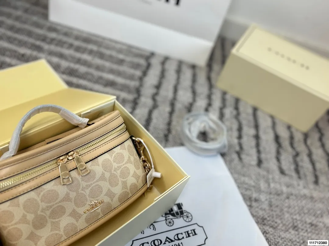 p150配折叠盒 尺寸22.13 Coach盒子包💕小可爱 新款圆饼斜挎包 一开始看到这个包 觉得一般般 不亮眼。结果背上身 惊了！超可爱！竟然是少女风格的！ 这个包真的很赞啊 1️⃣容量：小身板大容量啊，装手机+钱包+气垫+口红+纸巾，就足够了，完全没问题！ 2⃣️材质：是蔻驰家经典的花纹，很耐用的皮质。（肩带能调节 非常实用） 3⃣️风格：可爱 可爱真的可爱！ 完全没有coach其他款式老气的感觉！ 还真的蛮减龄的。 关键！棕色花纹很百搭，搭配裙子 裤子都很好看！风衣 毛衣 针织衫也能搭配！ 强烈建议入！