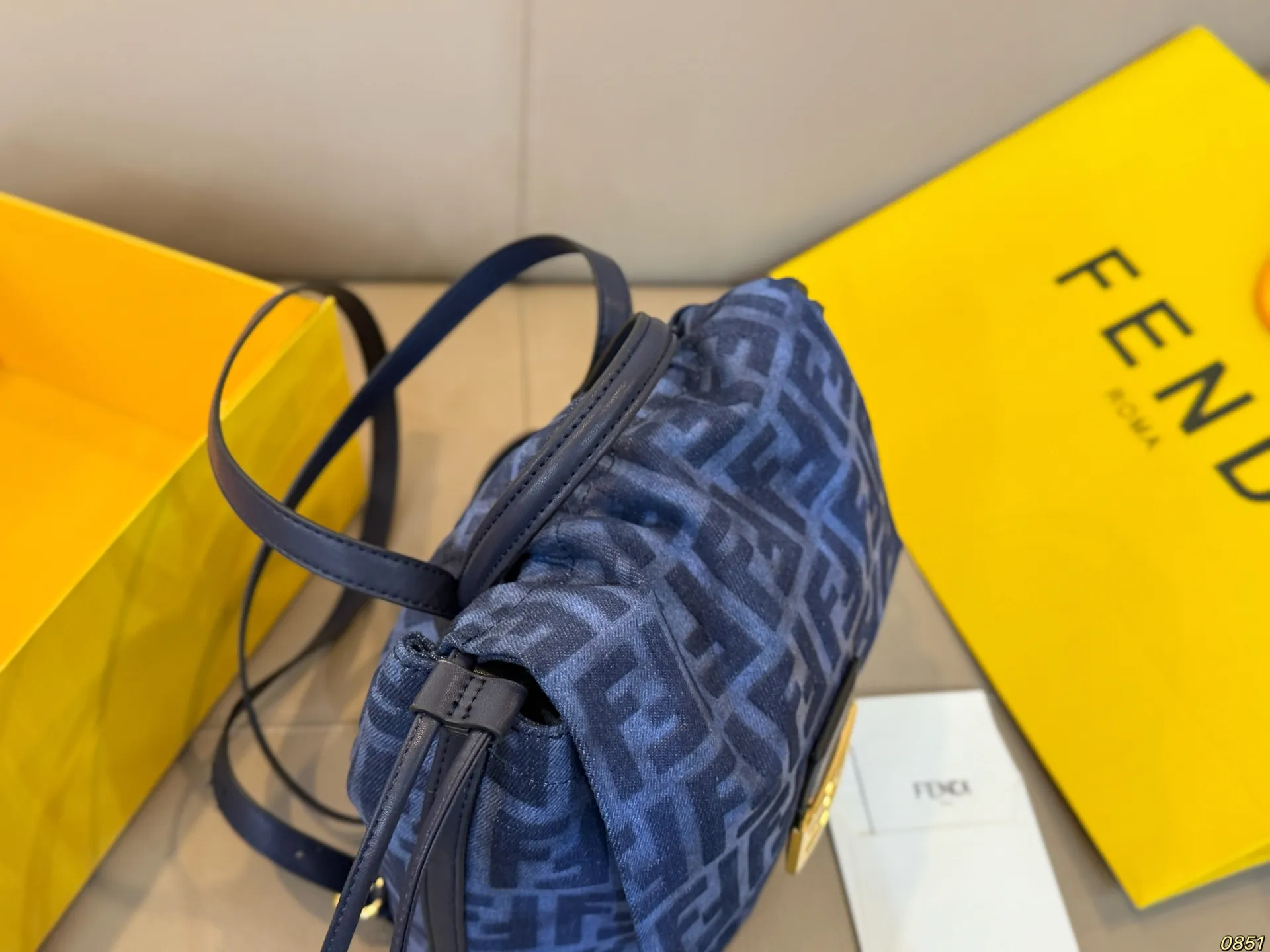 ¥180 芬迪FENDI 双肩包 太好看啦 复古时髦又大气 不仅百搭实用性也高 出门可以解放双手了 尺寸22 24