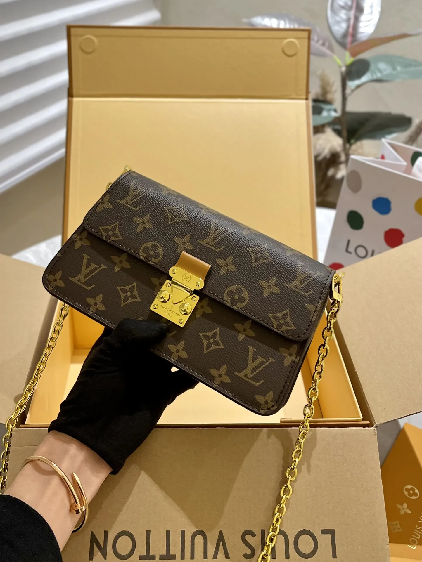 🐆p135 折叠礼盒 Lv Wallet On Chain Metis 梅蒂斯钱包链上是由颗粒蒙太尼皮革， 这是压花路易威登的签名单图图案。这个时尚的包有， 个梯形的形状和一 - 个前辦是固定S锁扣，参照众议院的 历史干线。它的特点是一个可移动的链交叉体磨损。 22x15x5.5cm