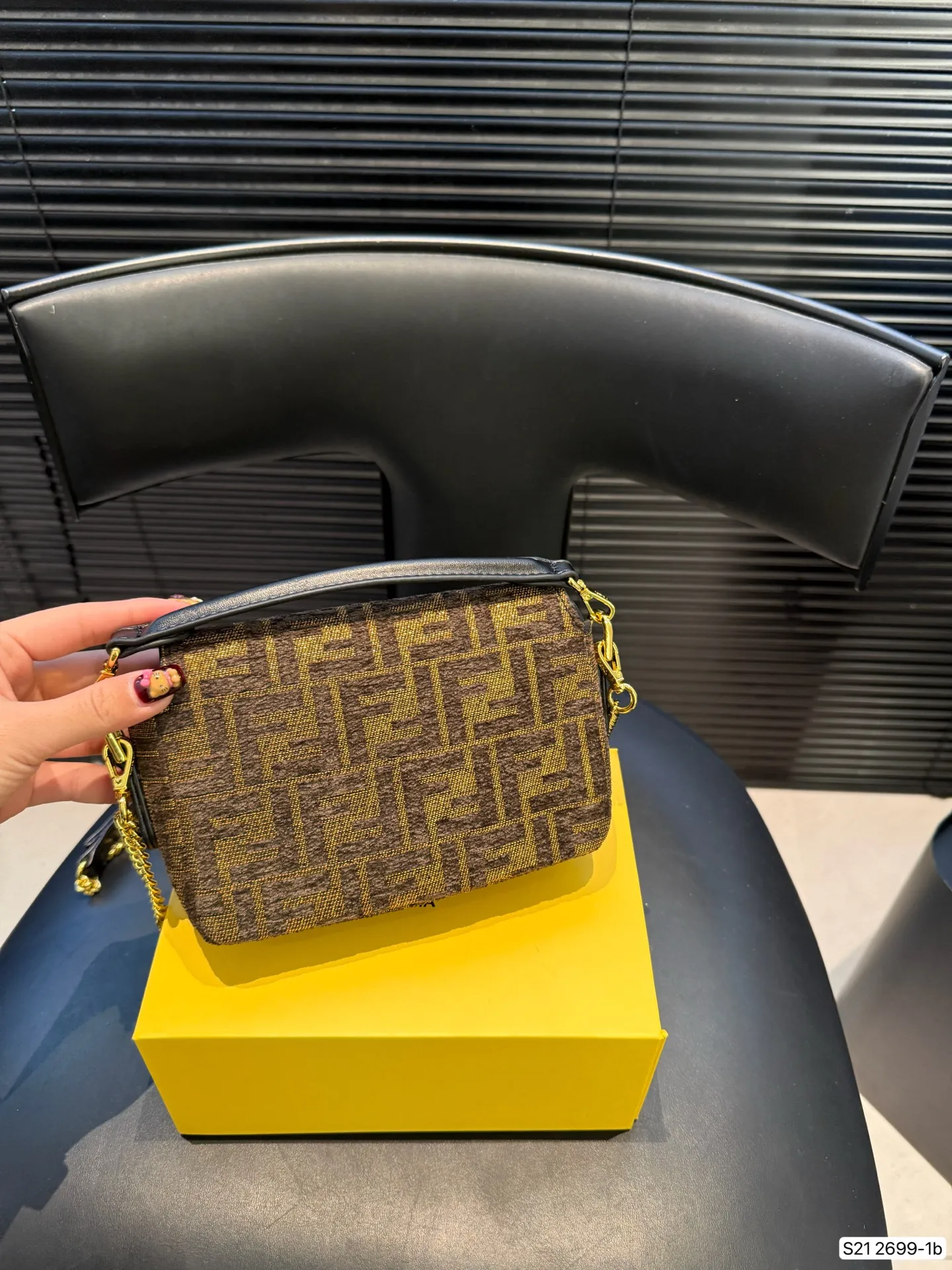 P155配折叠盒子 芬迪麻将包腋下包复古气息满满，小巧精致不会有邋遢感，各种材质任你挑选，好看时髦同时又拥有着实用的超大内容量，绝对是冬天出门的包包第一选择！尺寸：17 12 货号2699-1