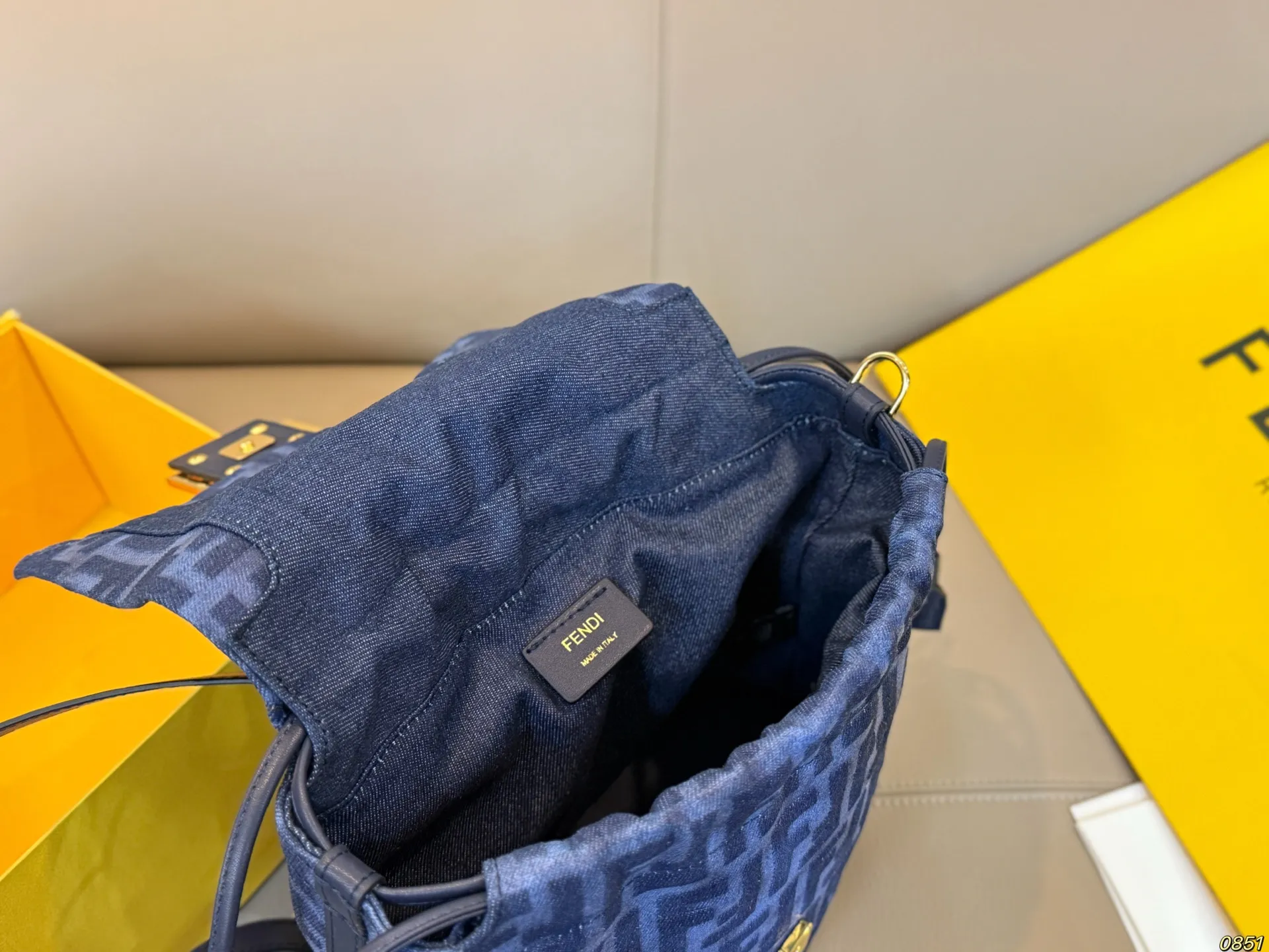 ¥180 芬迪FENDI 双肩包 太好看啦 复古时髦又大气 不仅百搭实用性也高 出门可以解放双手了 尺寸22 24