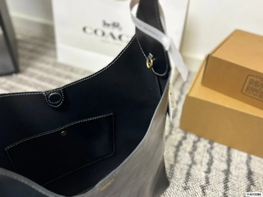 p150 礼盒包装 尺寸34.25/28.21/23.14 蔻驰 Coach 来活啦10月新款 Brooklyn28 Coach新品10月新品,复古潮流风再度来袭 1.肩带可调节长度,足够的腋下肩带,轻松打造腋下包型。 2.轻盈的黄铜配件点缀,尽显低调优雅。 真皮包边,高品质高手艺。 包型轻巧,容量超级可。 通勤,日常都可。简约线条,复古风潮。姐妹们快来get起来吧