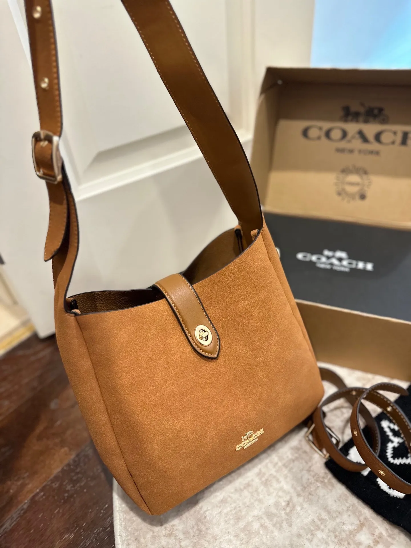 p160 礼盒包装 COACH新款NHadley美哭啦 COACH十月新款Hadley crossbody 可调节拼接肩带设计可腋下可斜挎 麂皮材质氛围感一整个电 真的不要太美 尺寸 23×25cm