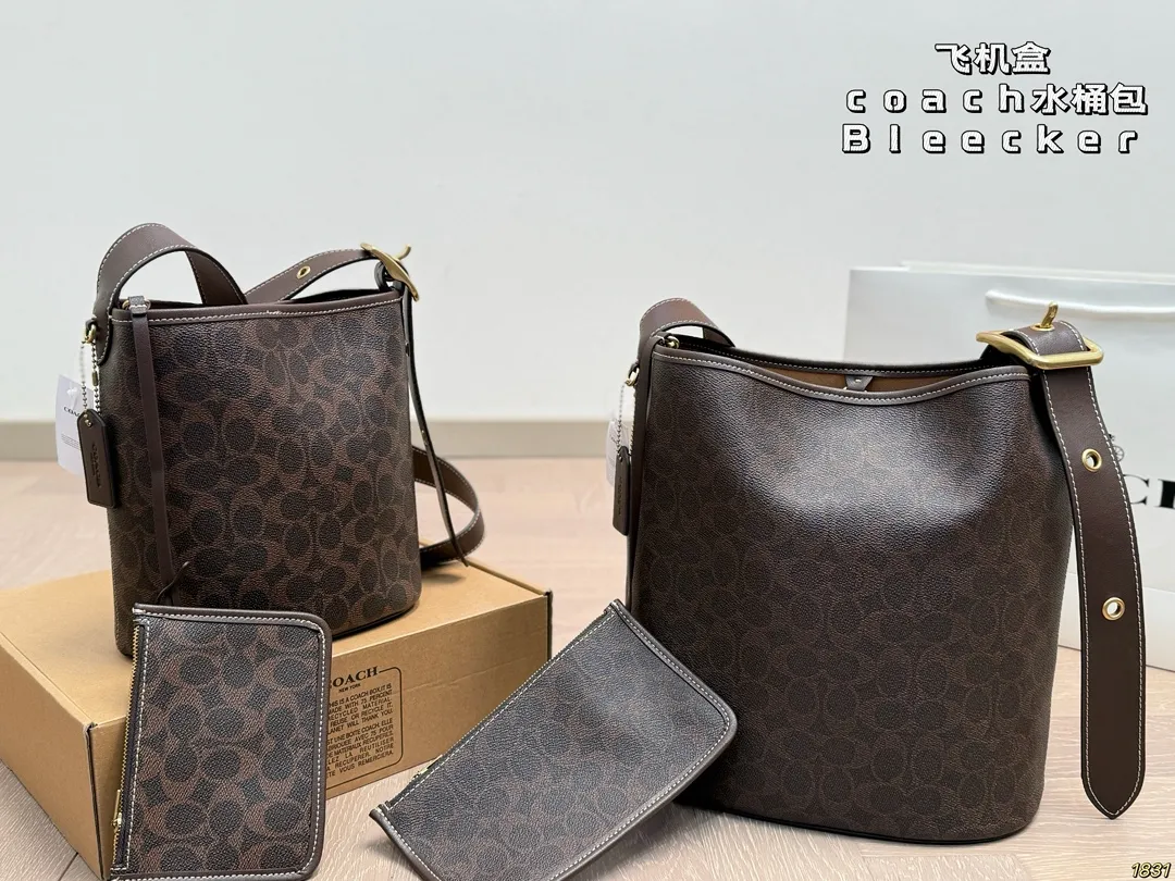 ¥180/¥170飞机盒 蔻驰coach Bleecker新款水桶包托特包 质地柔软,手感舒适,使用时能够完美贴合身体,带来舒适体验。 搭配上具有很高的灵活性,轻松打造不同风格。具有一种复古不羁的风格, 与年轻人追求自由、独立的个性不谋而合。 尺寸27 28/20 22