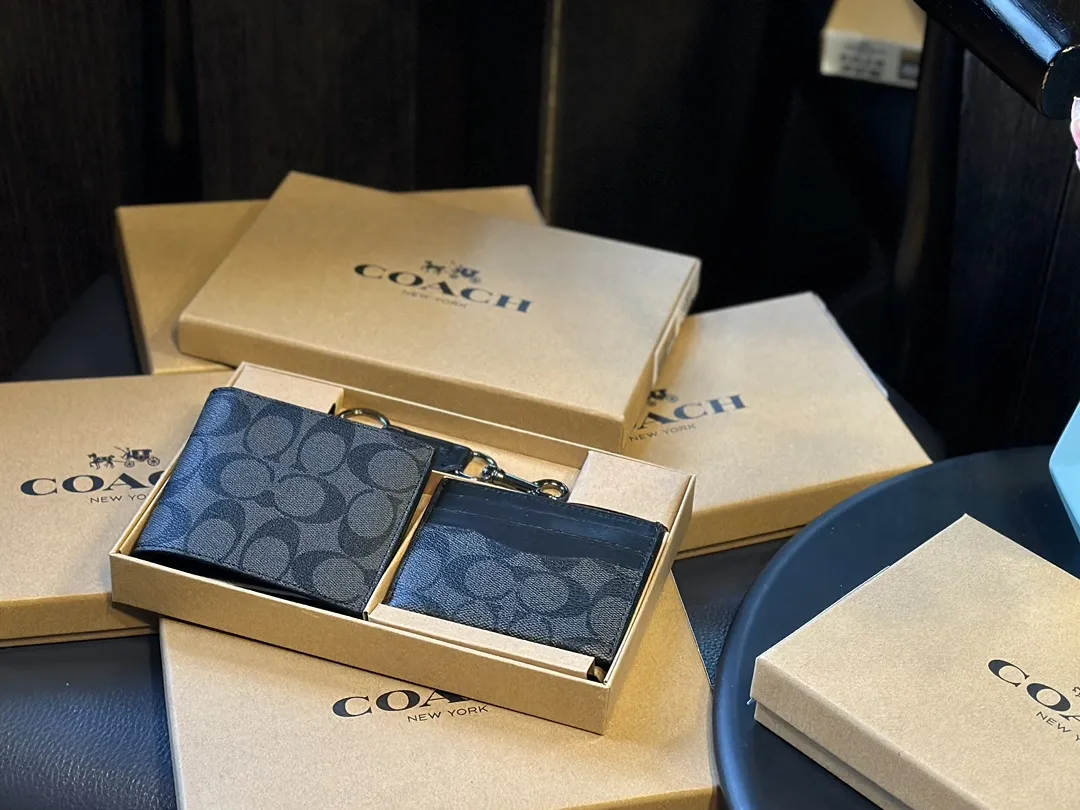 福利🐆p70 礼盒包装 Coach 高级男士钱包超级礼盒 钱夹+卡包+钥匙扣 男士钱包我一直喜欢的就是 Coach,因为它的辨识度高而且做工值得信任。而且设计简约,真皮抗磨耐用,送朋友、男友 首选