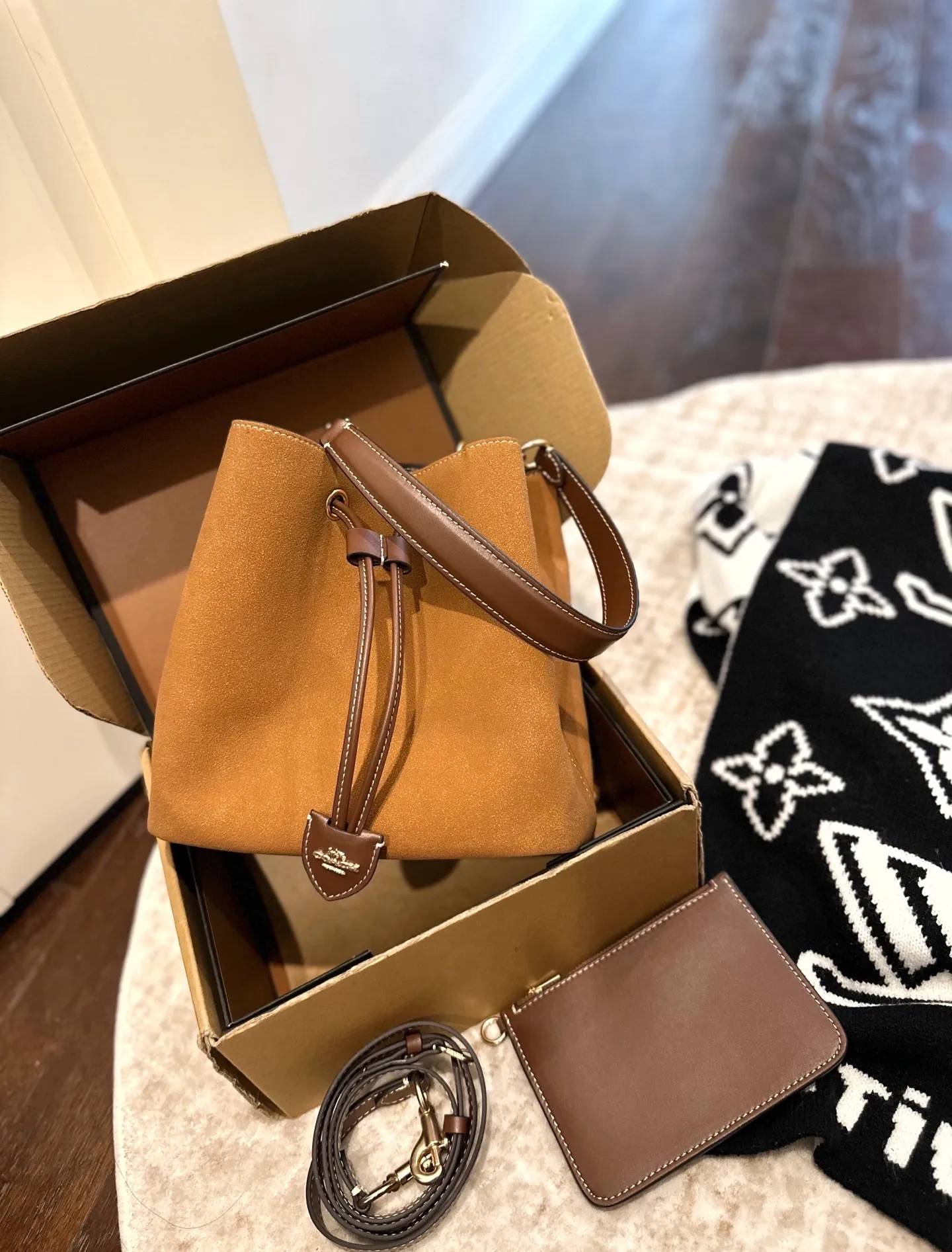 p185 礼盒包装 Coach新品水桶是不是很戳心巴推荐理由 V两条肩带手提/腋下/斜挎任意切换 尺寸25 23cm高轻便又很实用 浅奶茶新色秋日第一抹温柔