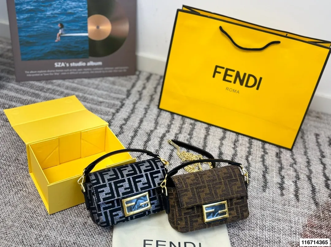 p155 配折叠盒子 芬迪麻将包腋下包复古气息满满，小巧精致不会有邋遢感，各种材质任你挑选，好看时髦同时又拥有着实用的超大内容量，绝对是冬天出门的包包第一选择！尺寸：17 13