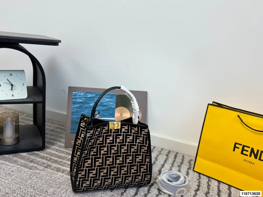 P180 芬迪手袋 明暗错落，时光流转。由KimJones打造的FENDI 重温Fendi家族的往昔回忆，演绎刚柔并蓄的时装巧思。FENDI芬迪 秋冬穿搭 尺寸29.26