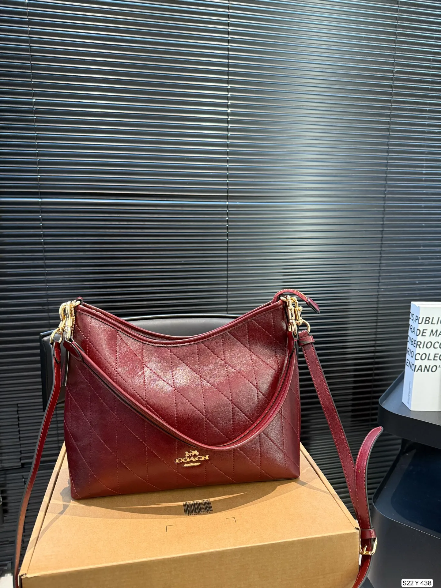 P160 配飞机盒 蔻驰托特包,除了好看还是好看,托特包造型简单又好用关键是超好看,轻便,缤纷又结实。分分钟成为街上最具回头率的时尚单品!尺寸:30 21货号Y438