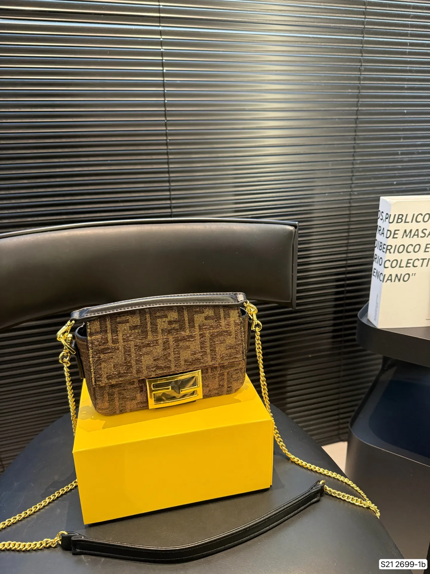 P155配折叠盒子 芬迪麻将包腋下包复古气息满满,小巧精致不会有邋遢感,各种材质任你挑选,好看时髦同时又拥有着实用的超大内容量,绝对是冬天出门的包包第一选择!尺寸:17 12 货号2699-1