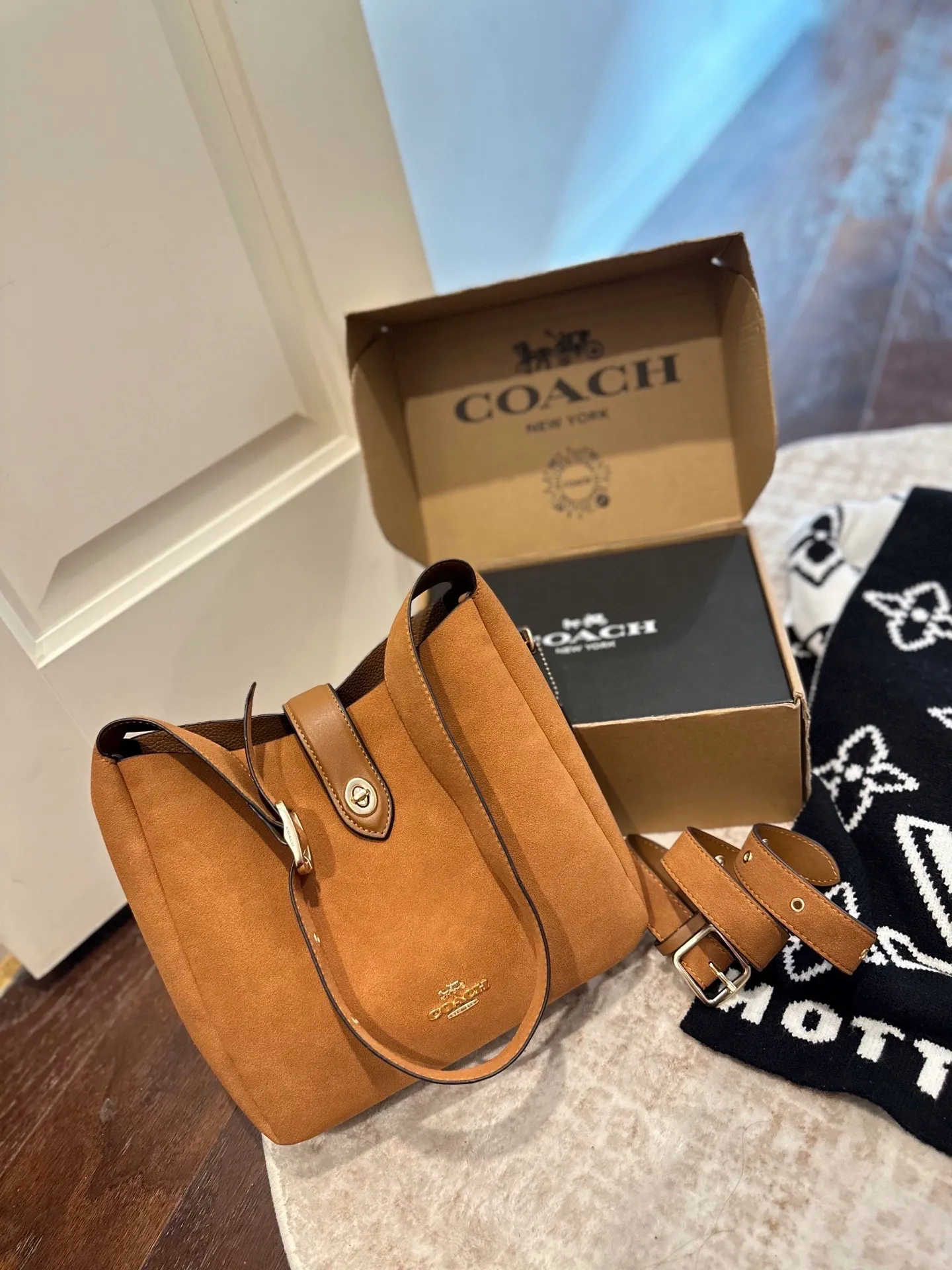 p160 礼盒包装 COACH新款NHadley美哭啦 COACH十月新款Hadley crossbody 可调节拼接肩带设计可腋下可斜挎 麂皮材质氛围感一整个电 真的不要太美 尺寸 23×25cm