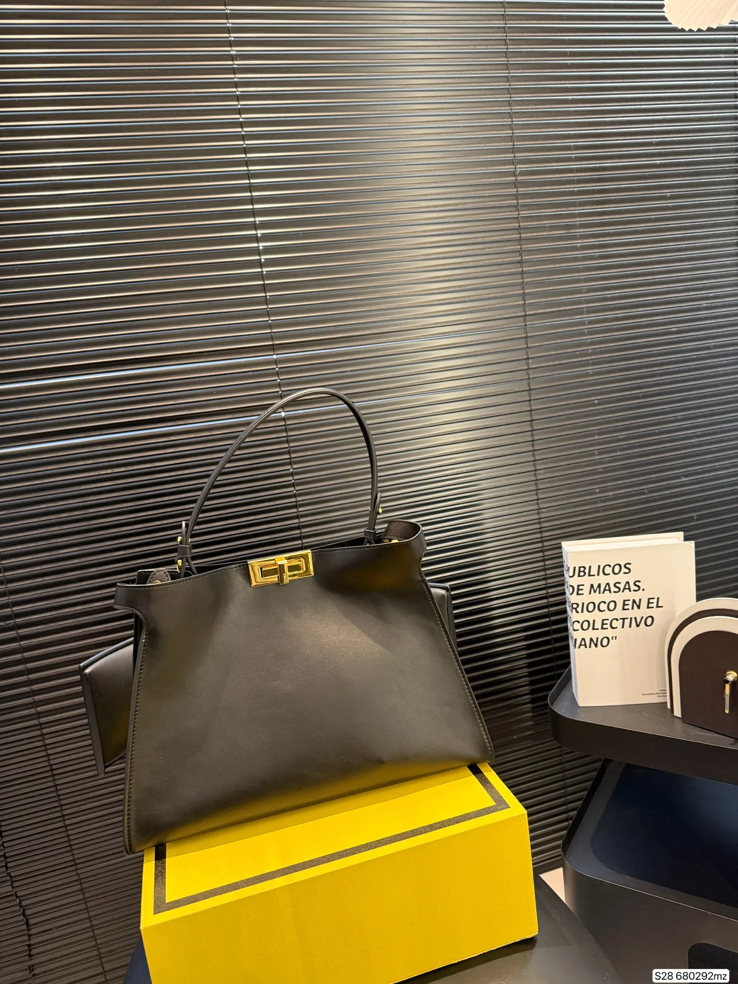 P190 配折叠盒 芬迪fendi中古手提包👜 今年芬迪家的老花也是没有消停过,从围巾到包款,都是人气爆款没错了,新品手提包融入了复古潮流,有点中古的感觉,随便手提都特别有时髦feel了长肩带,这一只你想怎么凹造型都妥妥稳住! 尺寸35 25货号680292