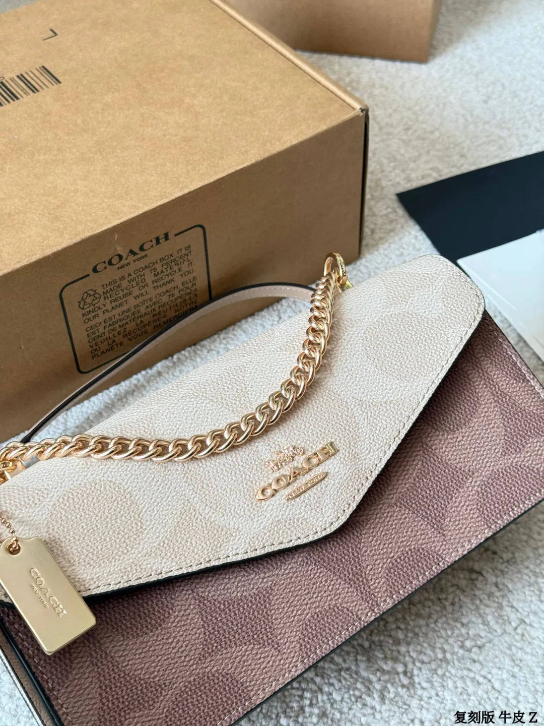 复刻版 牛皮 p175 COACH Klare链条信封包 +COACH Klare链条信封包，经典拼色设计，耐磨防水 PVC材质，日常打理超方便！信封型包身＋金属链条肩带，单肩斜挎都OK，时尚又实用山。风琴夹层+磁吸扣，收纳手机、钱包、化妆品超顺手，容量适中，通勤出街都很适合。简约优雅风格，百搭不挑衣服，轻松提升穿搭质感，是实用与美貌兼具的包包选择！尺寸 26 12cm
