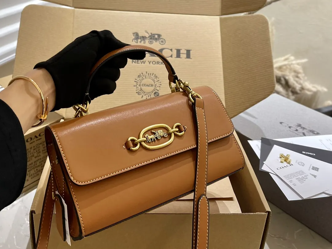🐆p160 折叠礼盒 蔻驰COACH Harlow手提单肩包 方方正正的包型 优雅有气质 金属马车logo简约大气 容量也很可 手机 化妆品 钱包都可以装下 尺寸24.13