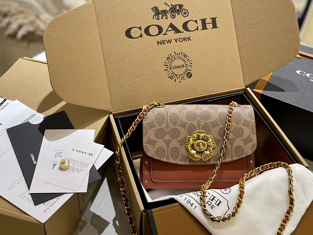 原单牛皮🐆p180 折叠礼盒 官网飞机箱 保养卡 全套包装 Coach Parker18 是现代和经典的完美碰撞，翻盖上山茶花的造型，既高 雅又特别，多个隔层非常实用，拼色设计，复古时髦，柔软舒适，质感一流 优雅不浮夸，精致也不挑年龄 Parker18小号温柔少女配色 属于耐看型的首选系列。简直了！ 又相当百搭，简直不要太美。18cm