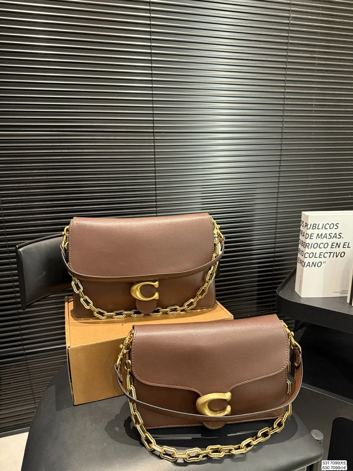 大号P205 小号P200 配盒子 蔻驰腋下 Coach又出来搞事情啦! 又酷又飒又实用!!! Coach上新的Chain Tabby包身挺实有型，兼具Soft tabby的皮质柔韧触感!三条肩带解锁多种背法，真的很难不爱吧!#尺寸：大29 22 小25.5 18 货号7099